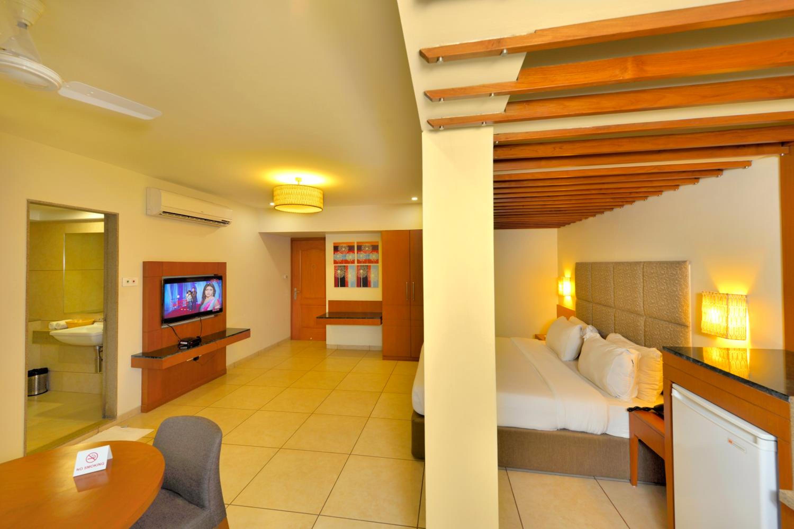 King Room with Balcony - Photo 5