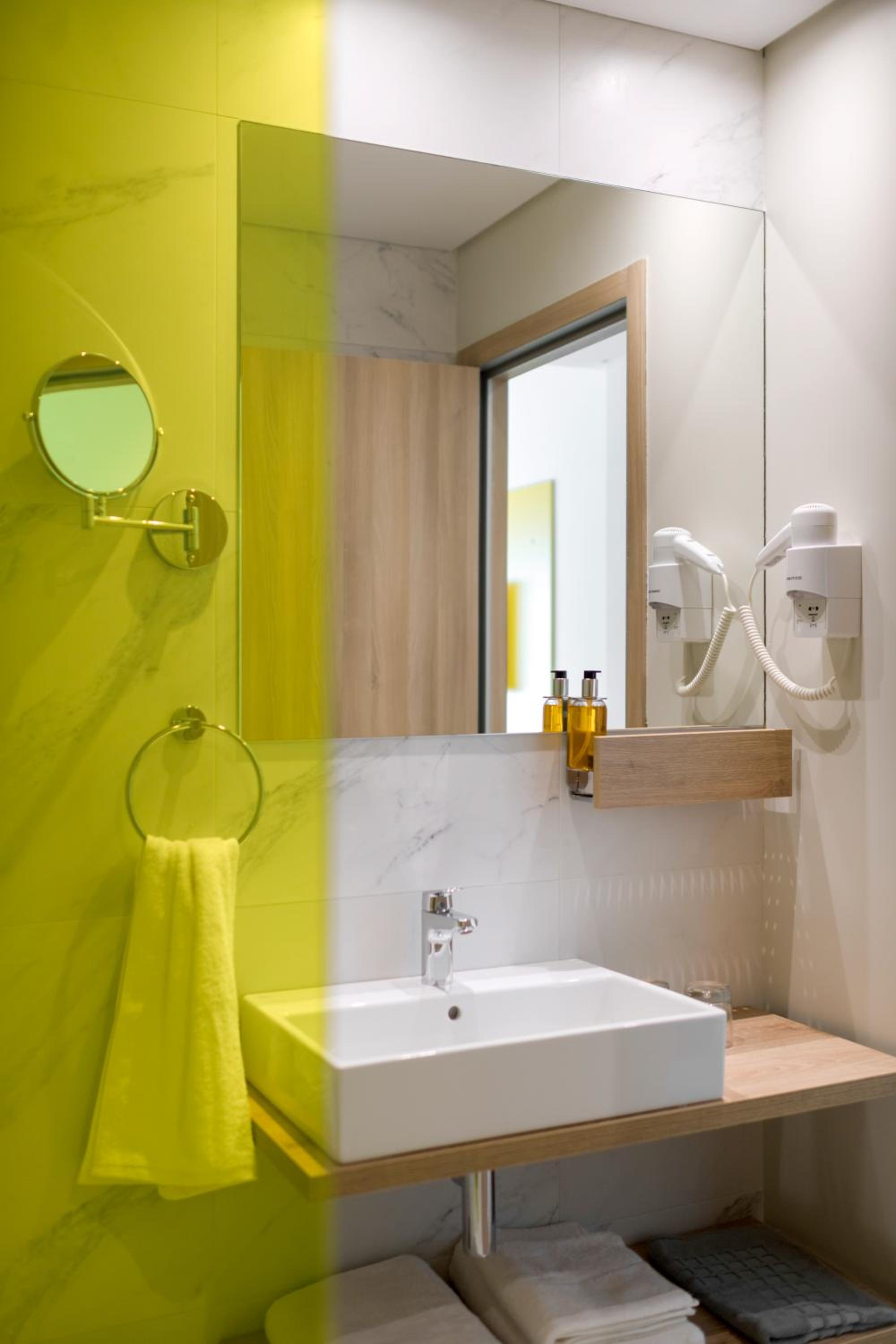 Premium Friends and Family Room