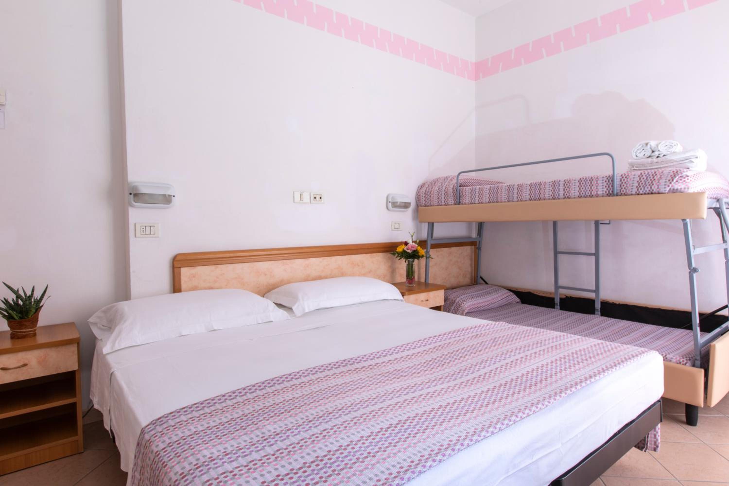 Economy Quadruple Room - Photo 1