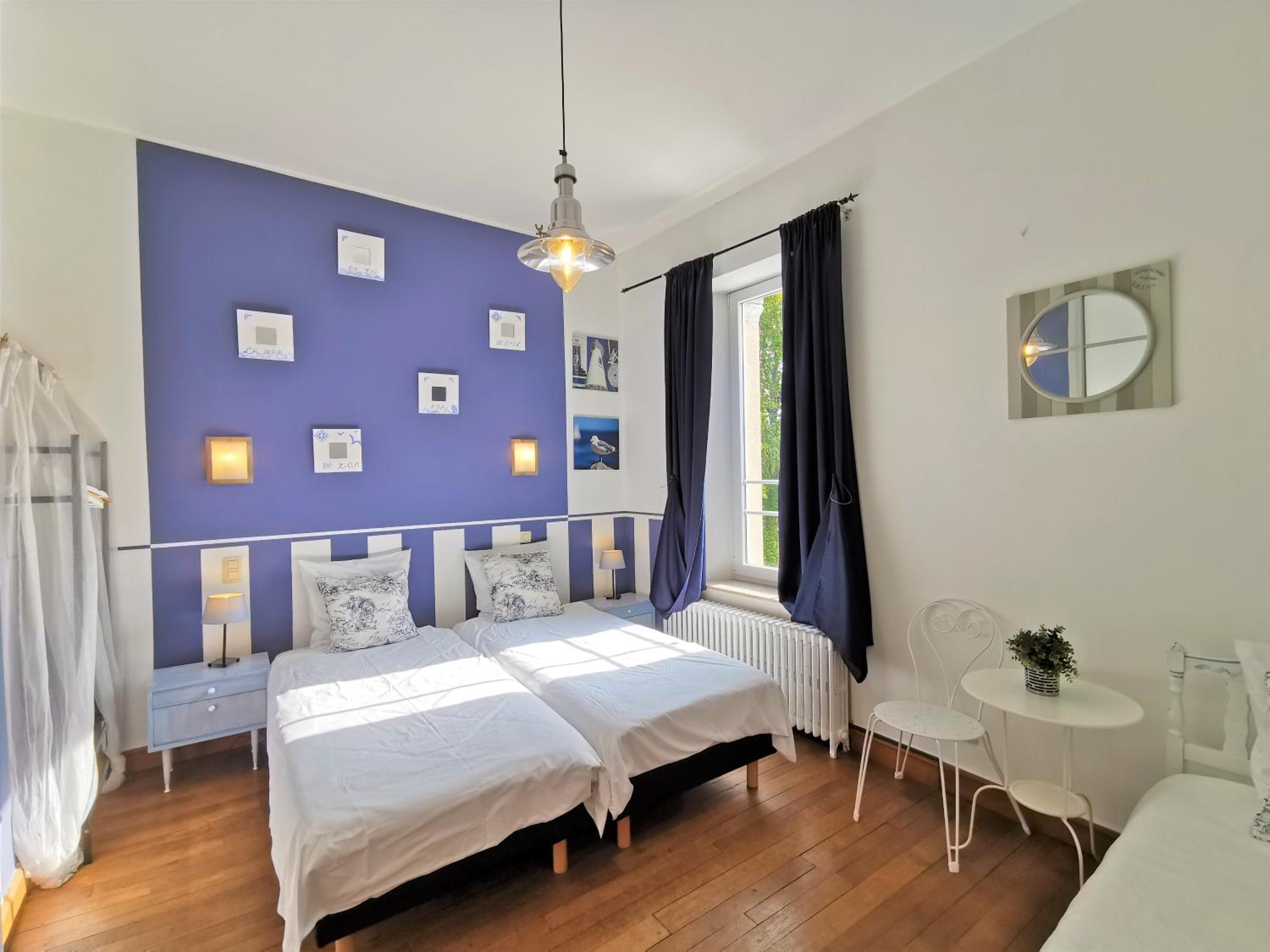 Eight-Bedroom House photo 3