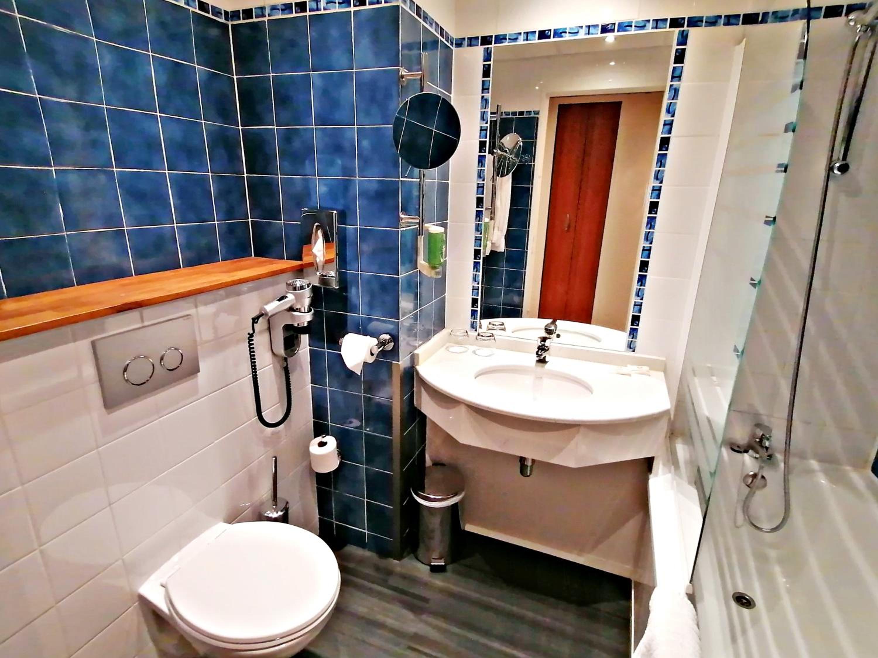 Standard Room with Three Single Beds - Non-Smoking - Photo 6