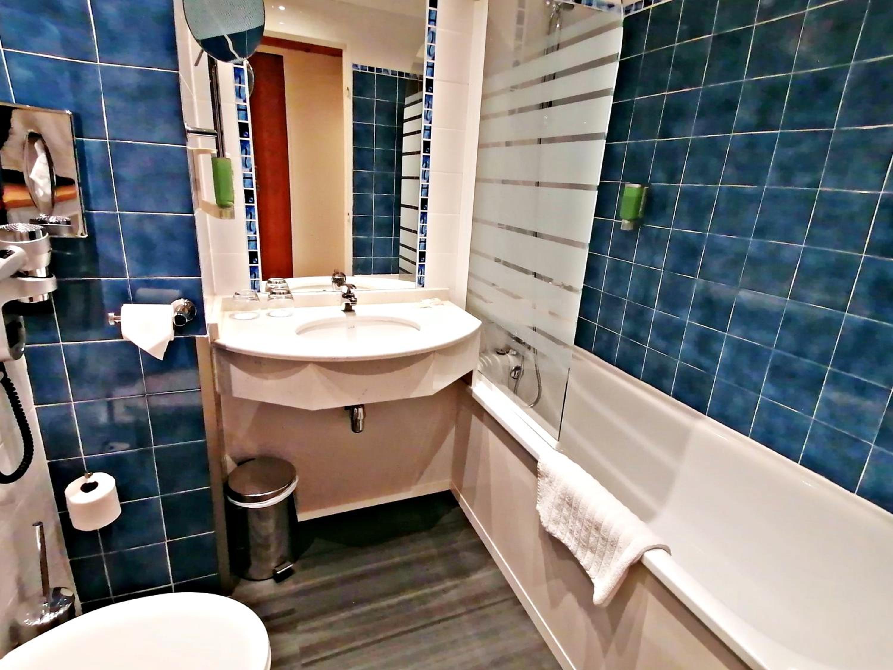Standard Queen Room with Single Bed - Non-Smoking - Photo 7