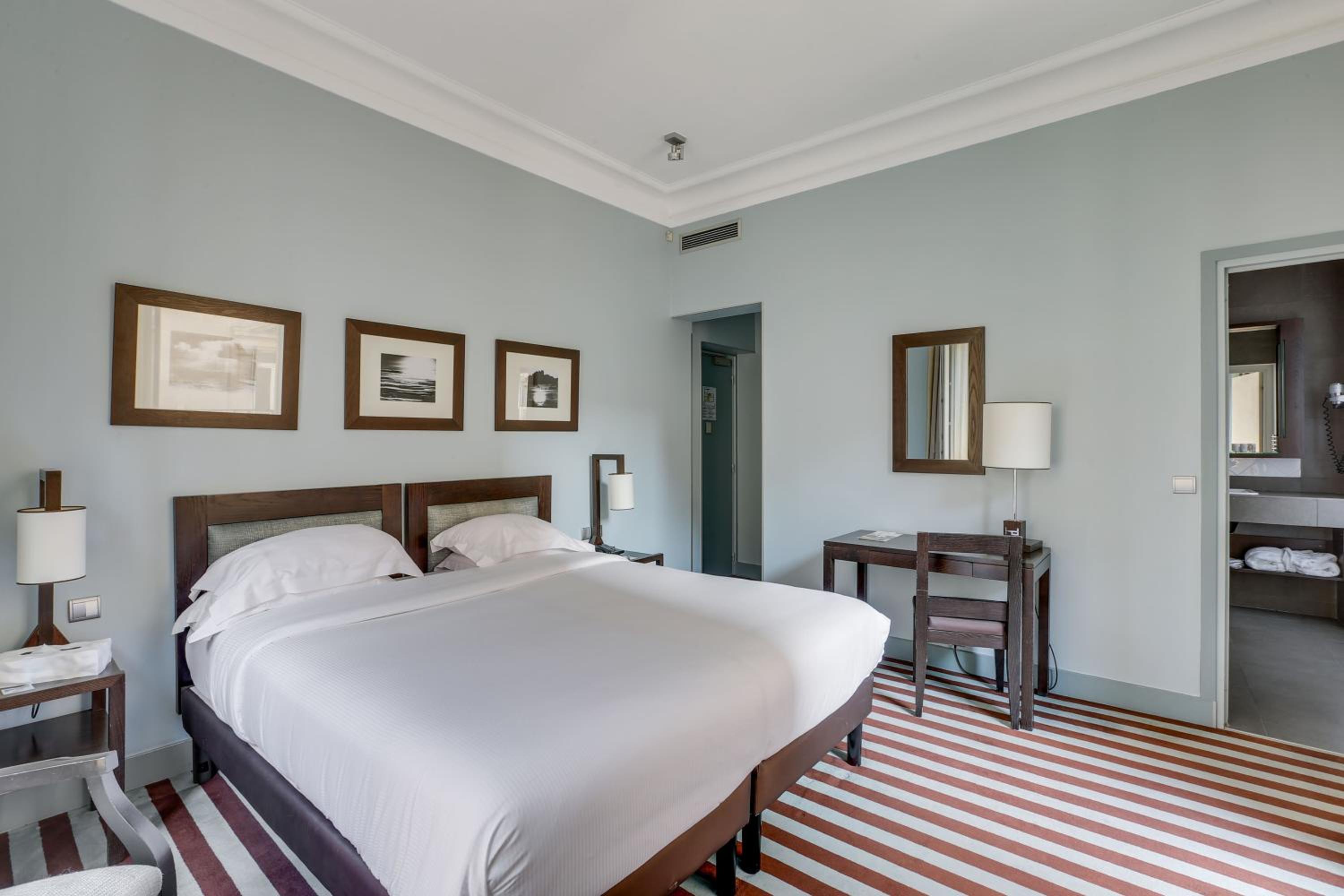 Deluxe Queen Room