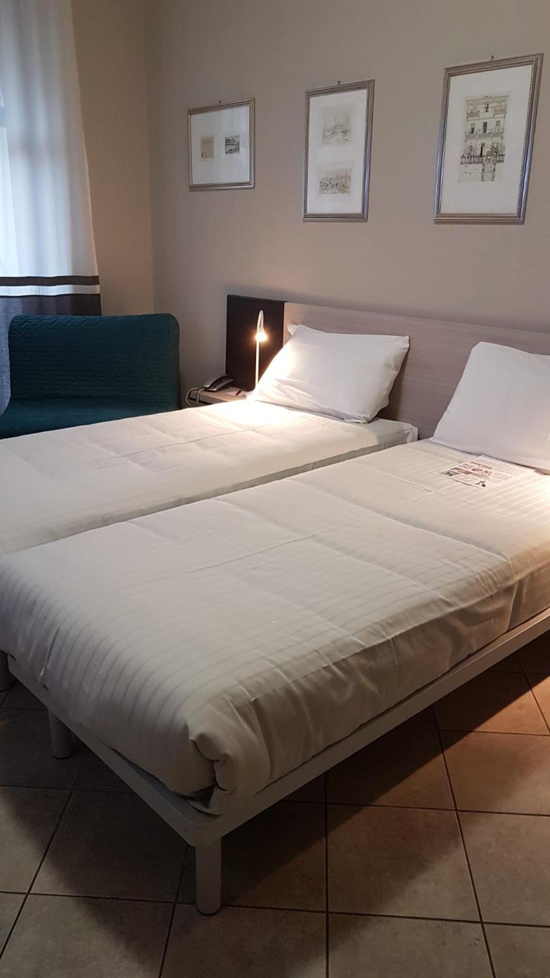 Twin Room - Photo 3