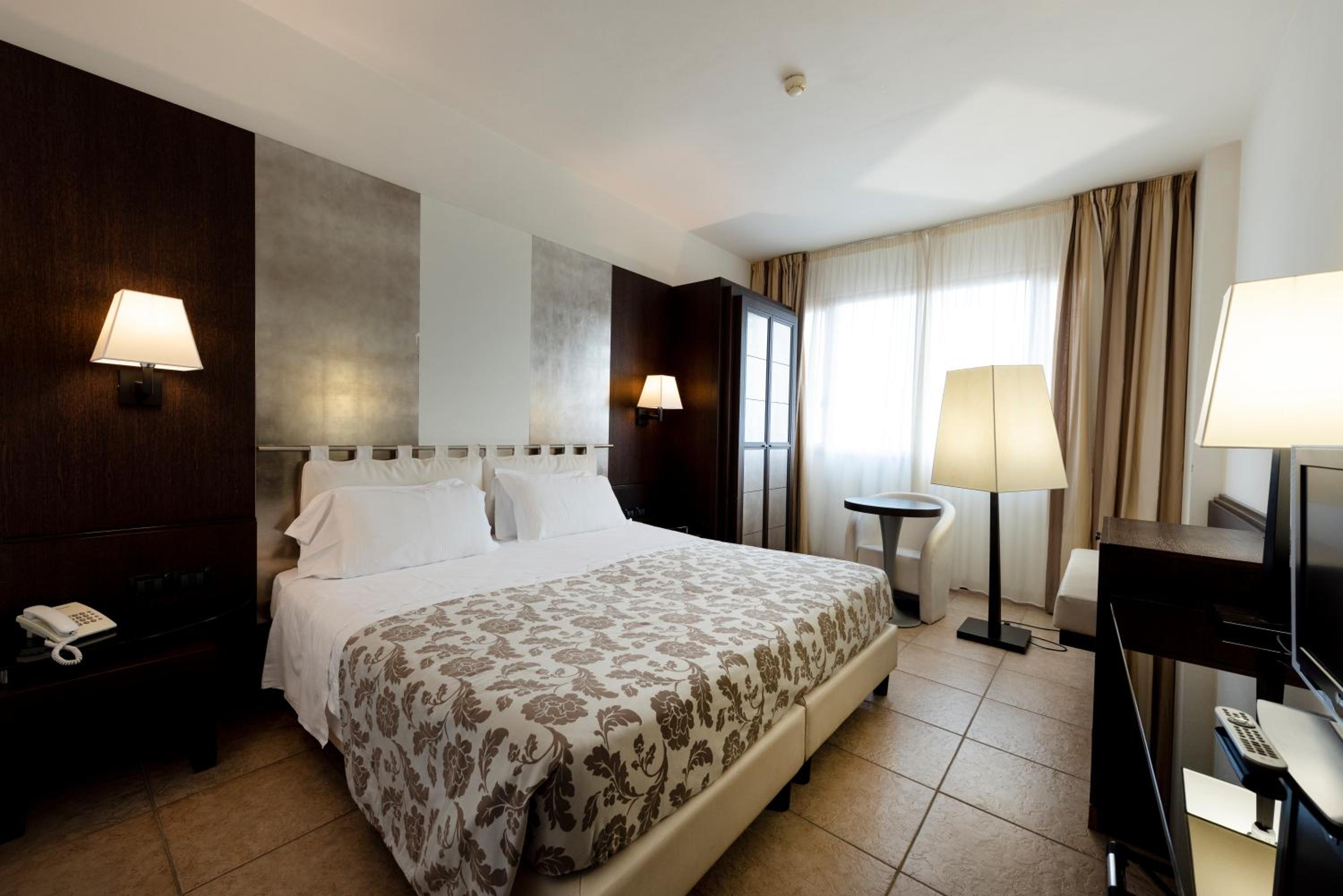 Double or Twin Room - Photo 4