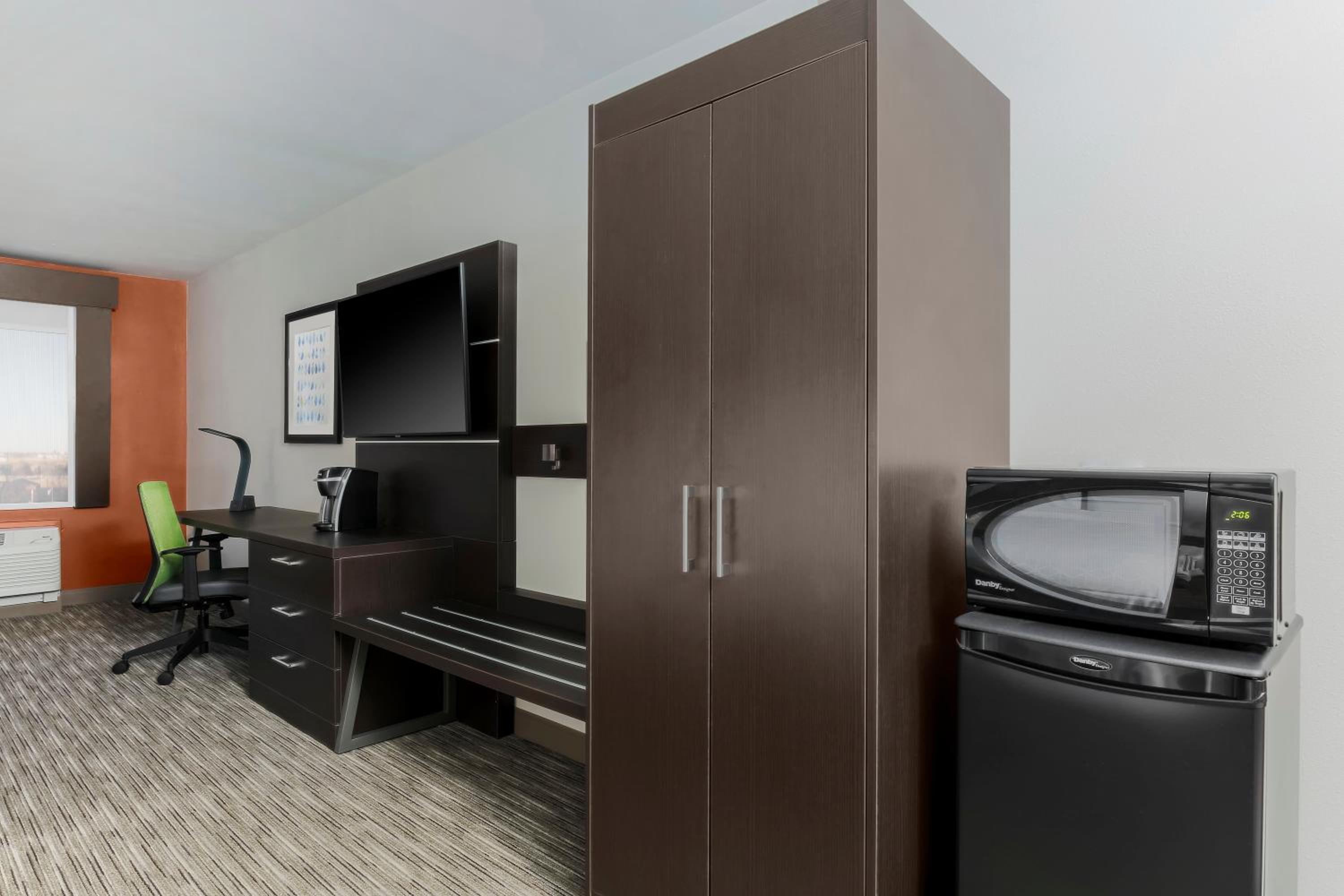 King Suite - Disability Access - Photo 3