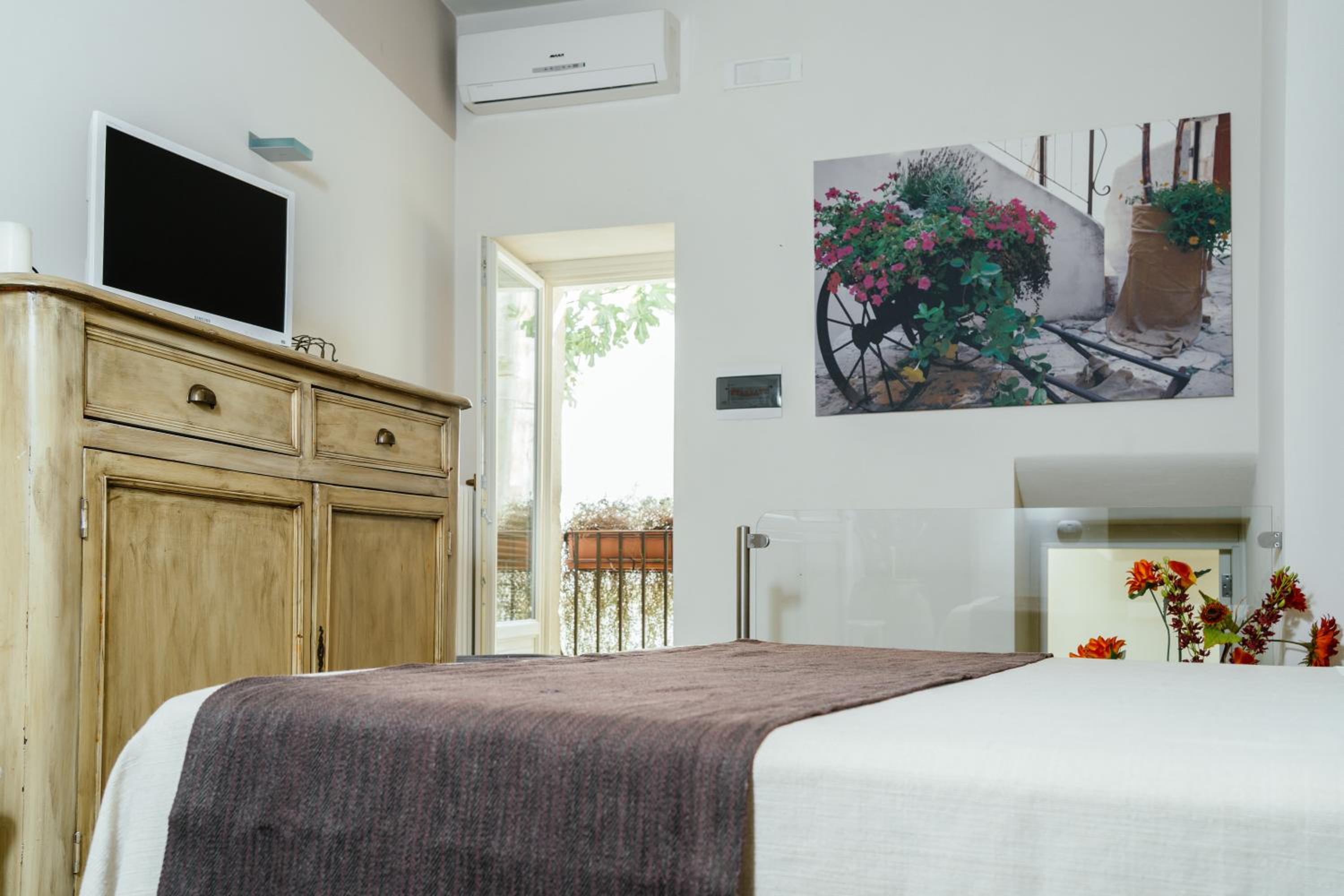 Deluxe Double Room with Extra Bed photo 1