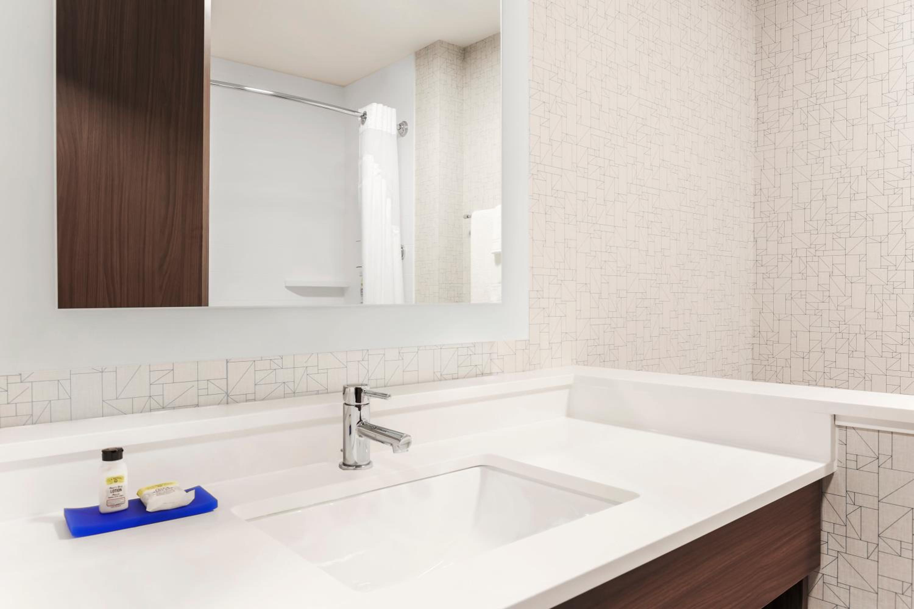 Queen Room with Two Queen Beds - Disability Access with Bath Tub - Photo 2