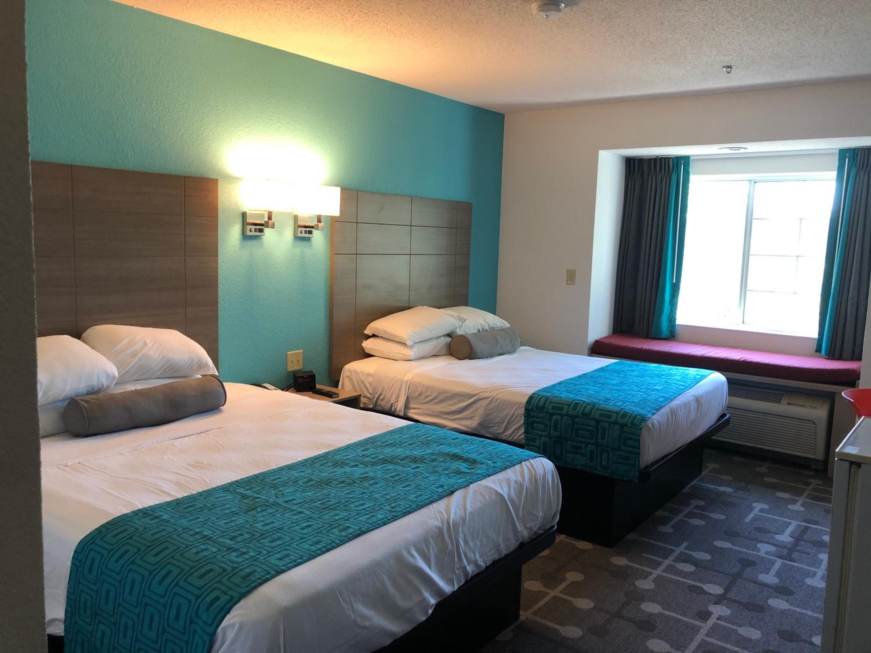 Queen Room with Two Queen Beds - Non-Smoking - Photo 2