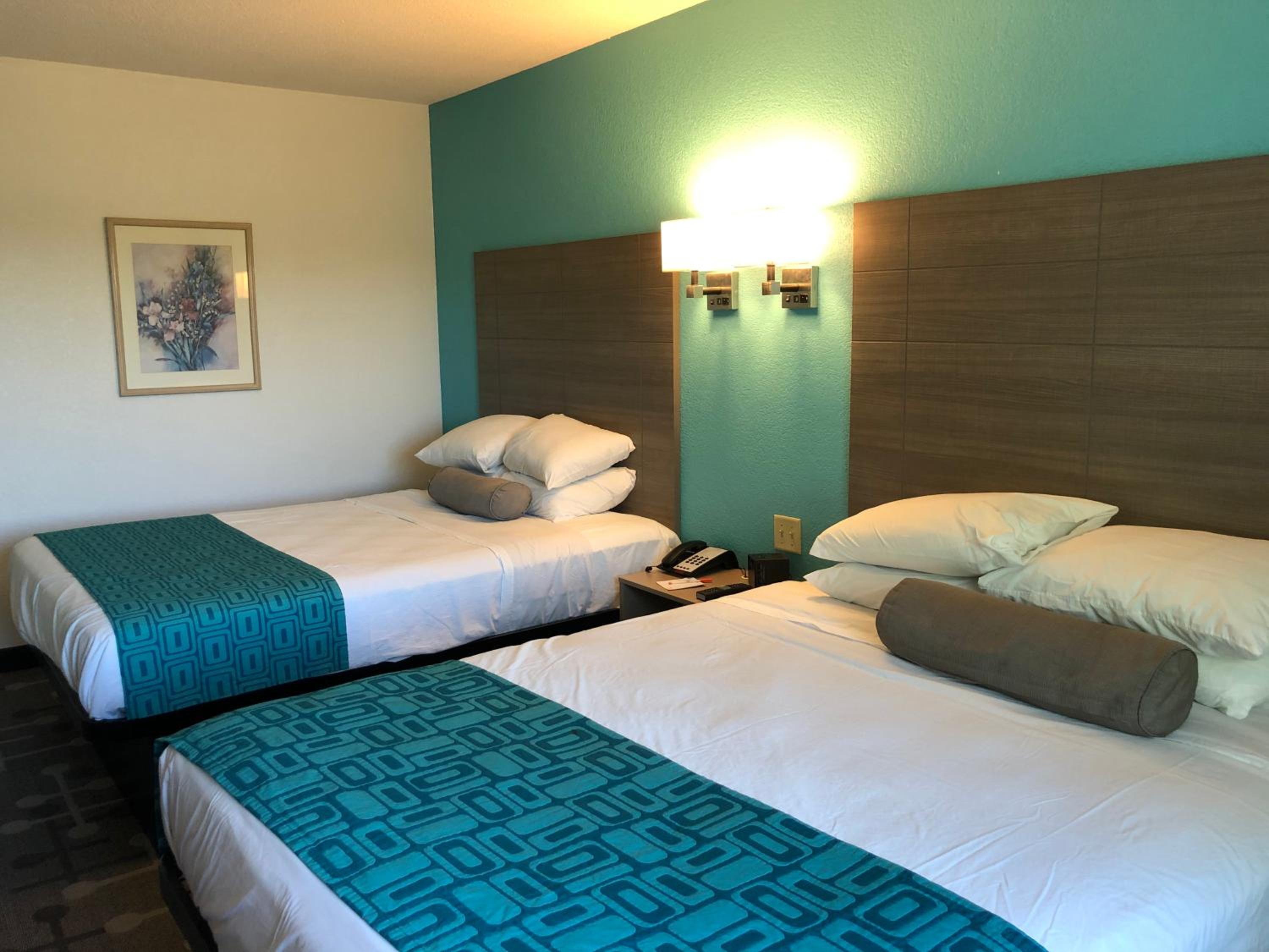 Queen Room with Two Queen Beds - Non-Smoking - Photo 1