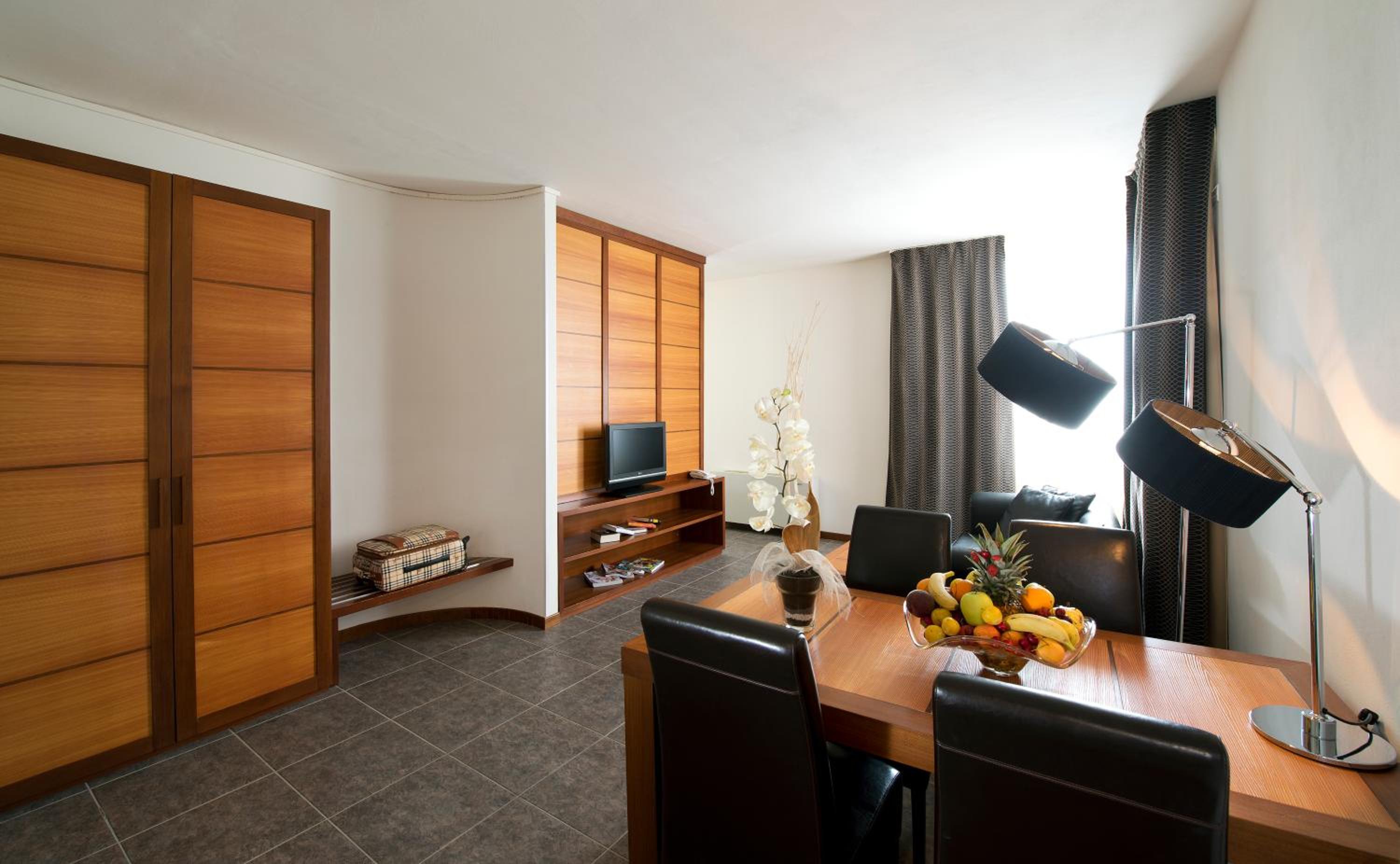 Junior Suite with Spa Access - Photo 6