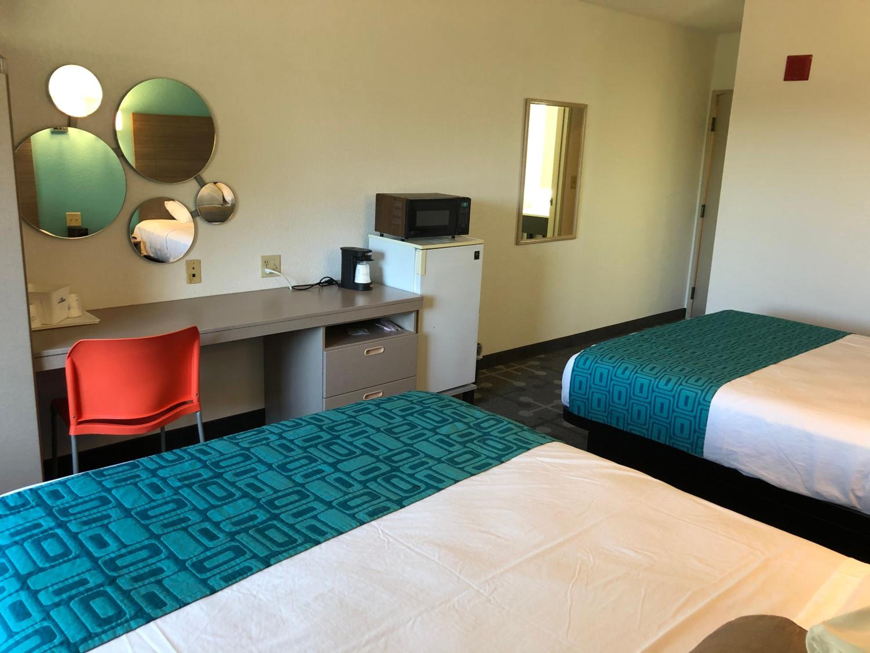 Queen Room with Two Queen Beds - Non-Smoking - Photo 4
