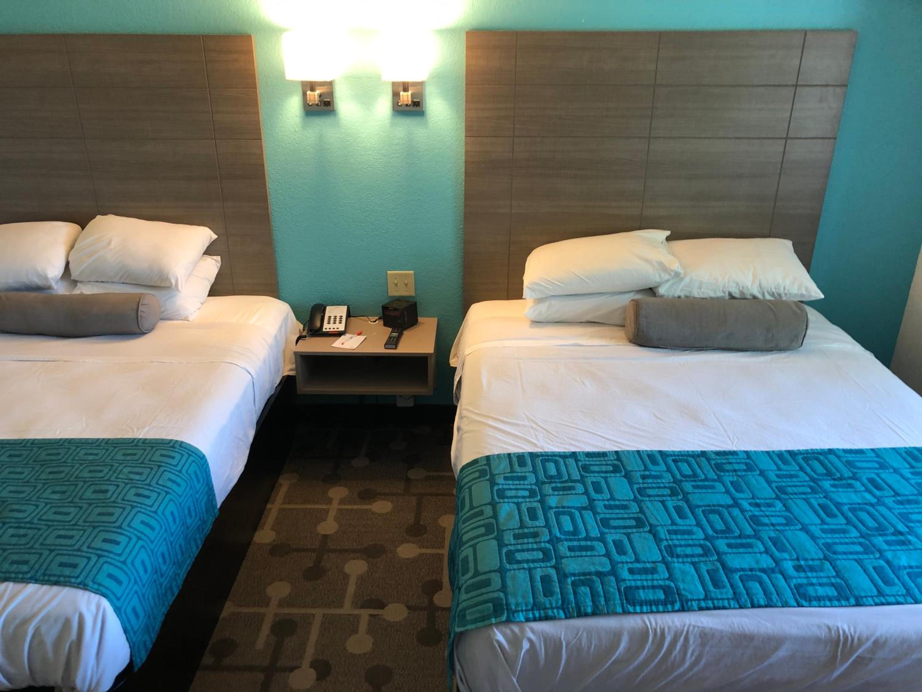 Queen Room with Two Queen Beds - Non-Smoking - Photo 3