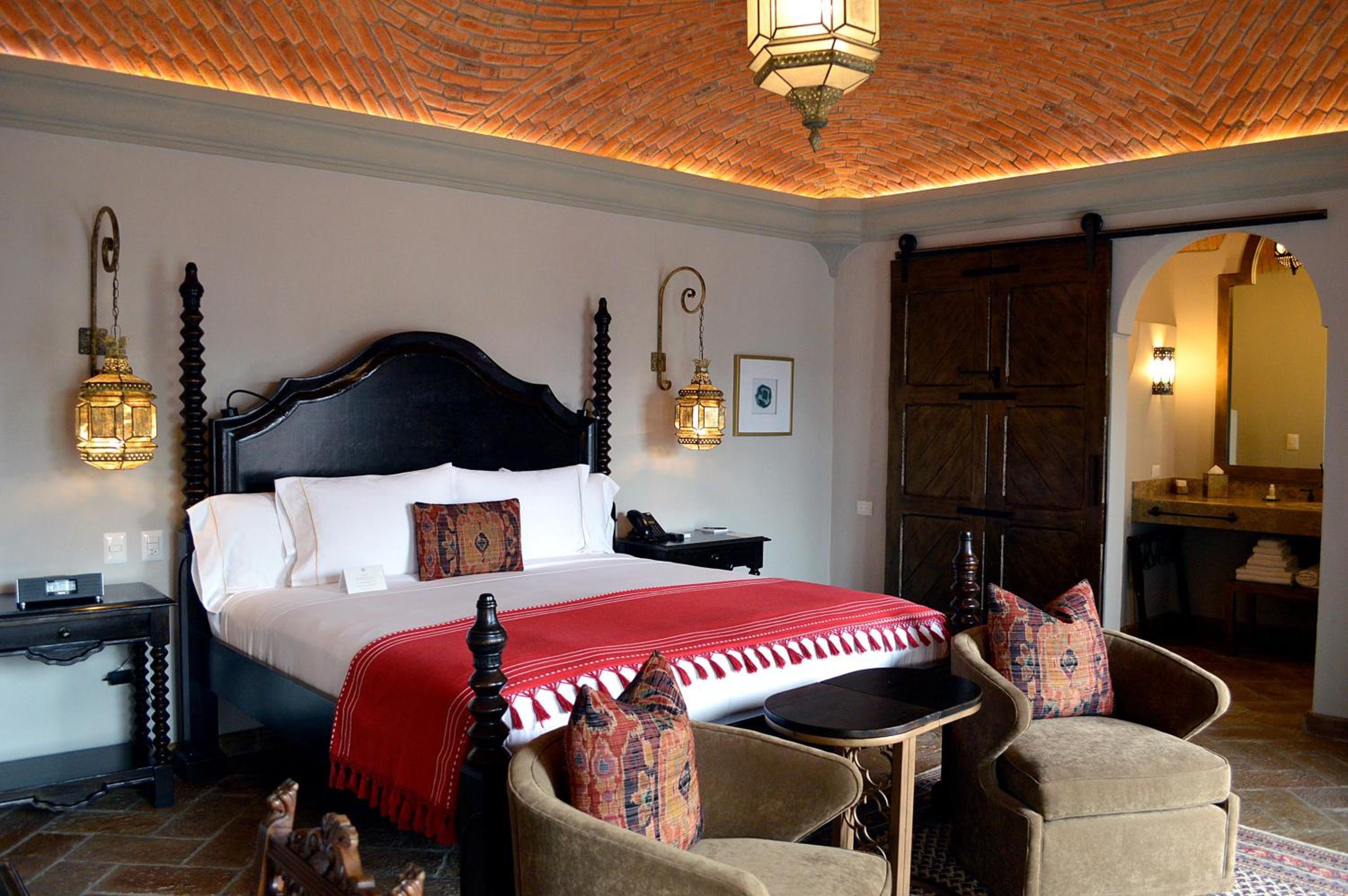Luxury Suite - Photo 6