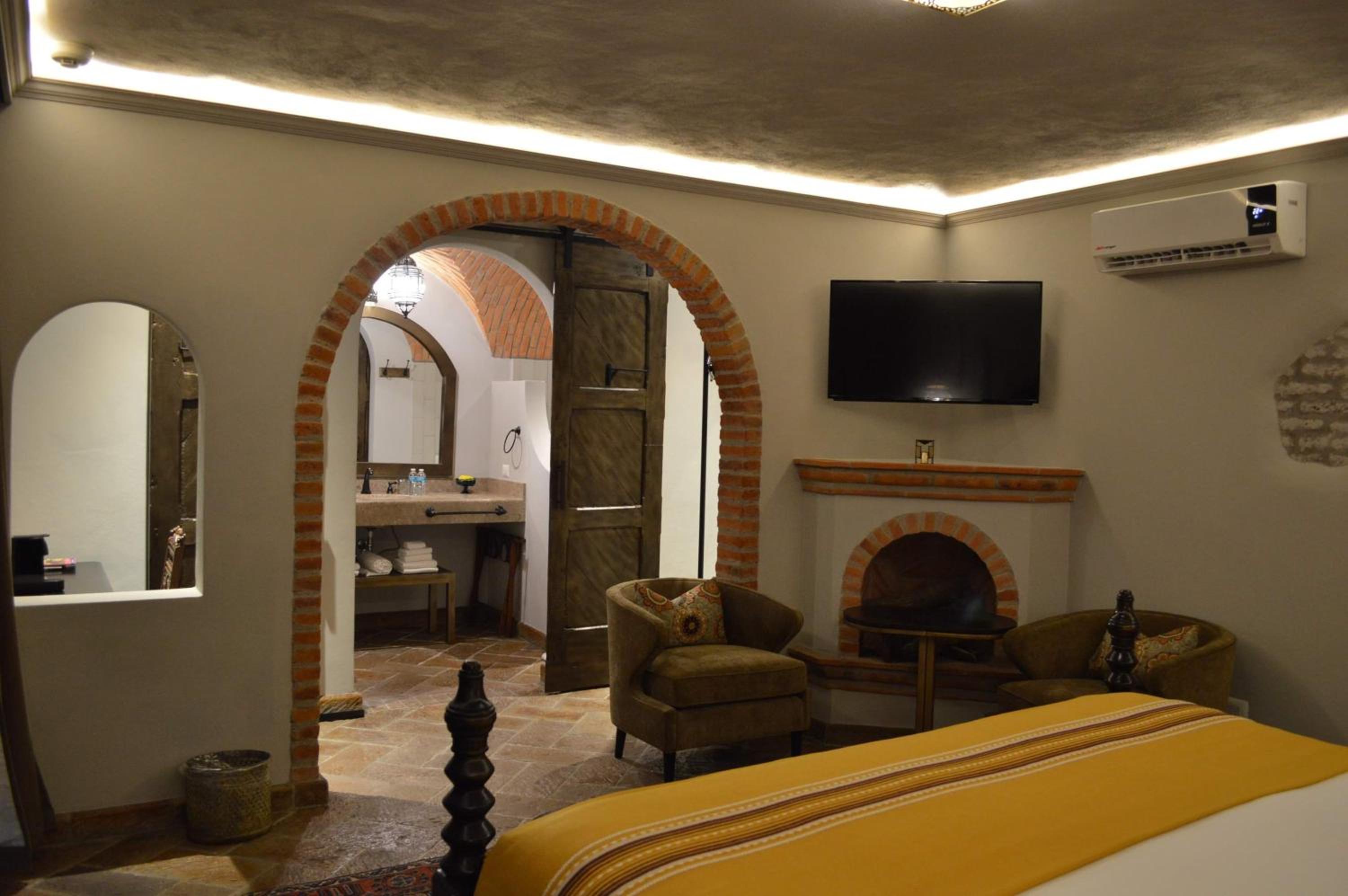 Deluxe Room - Photo 3