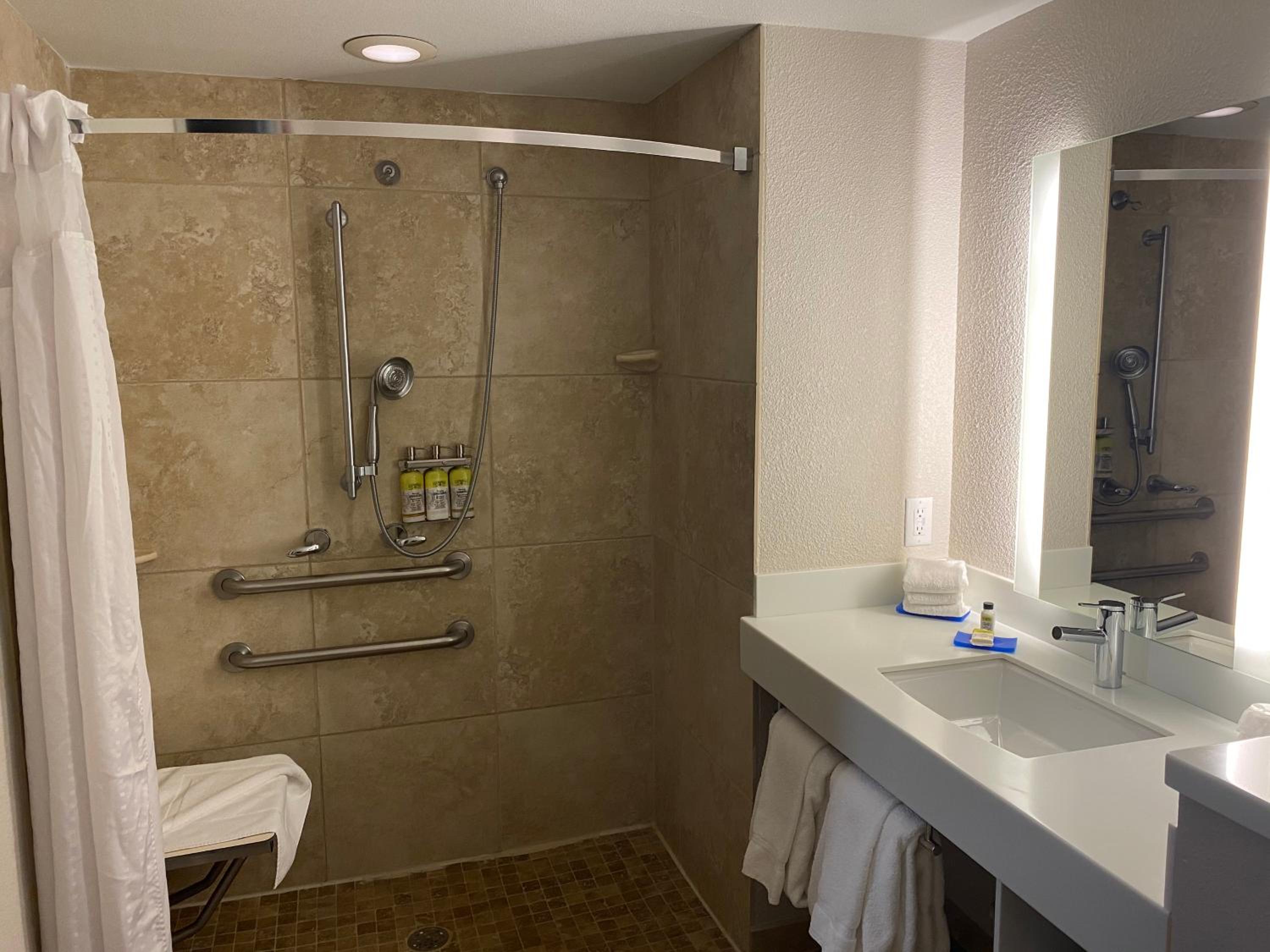 King Room - Mobility Access/Roll in Shower - Non-Smoking - Photo 3