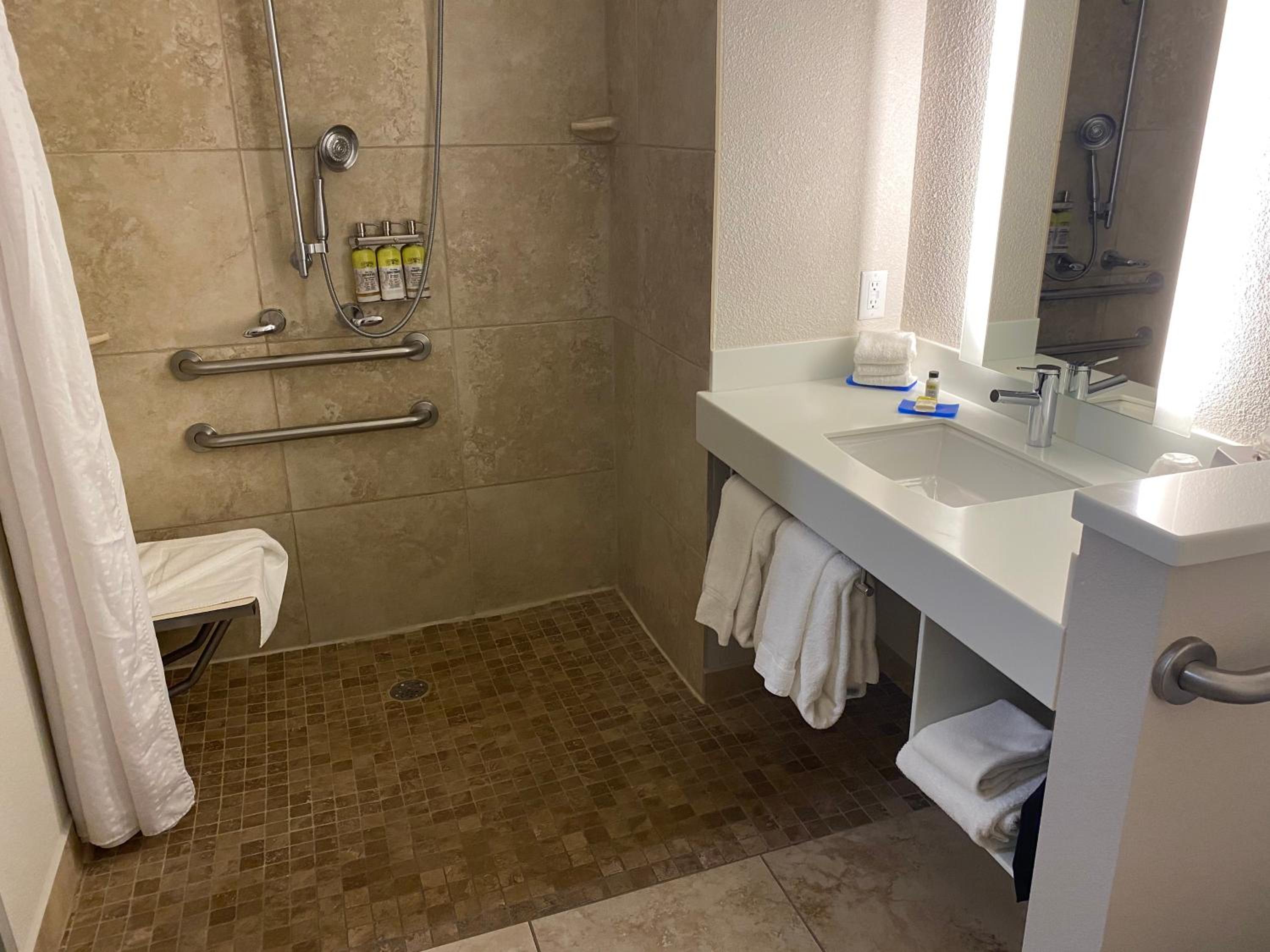 King Room - Mobility Access/Roll in Shower - Non-Smoking - Photo 2
