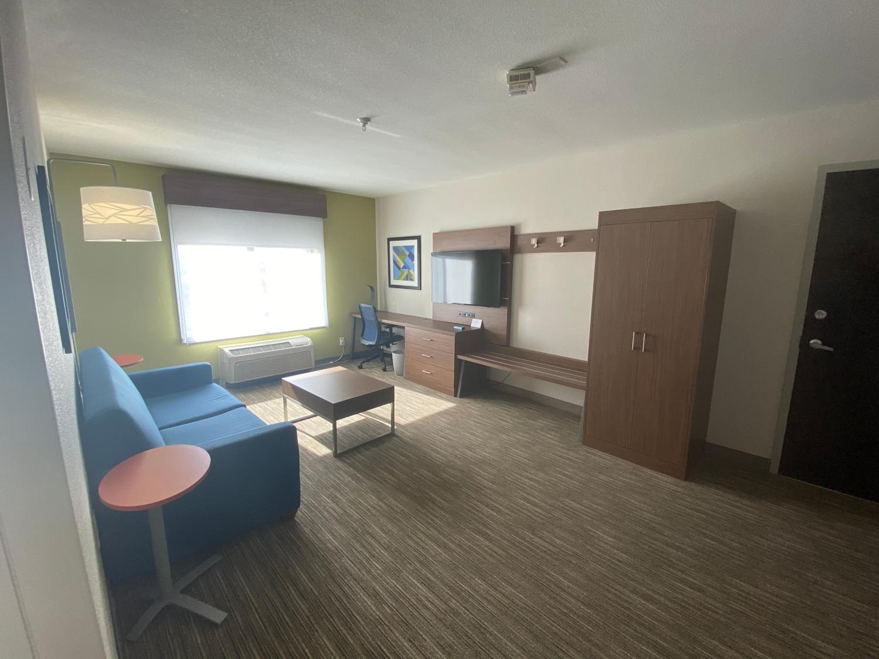 Queen Suite with Two Queen Beds and Spa Bath - Photo 4