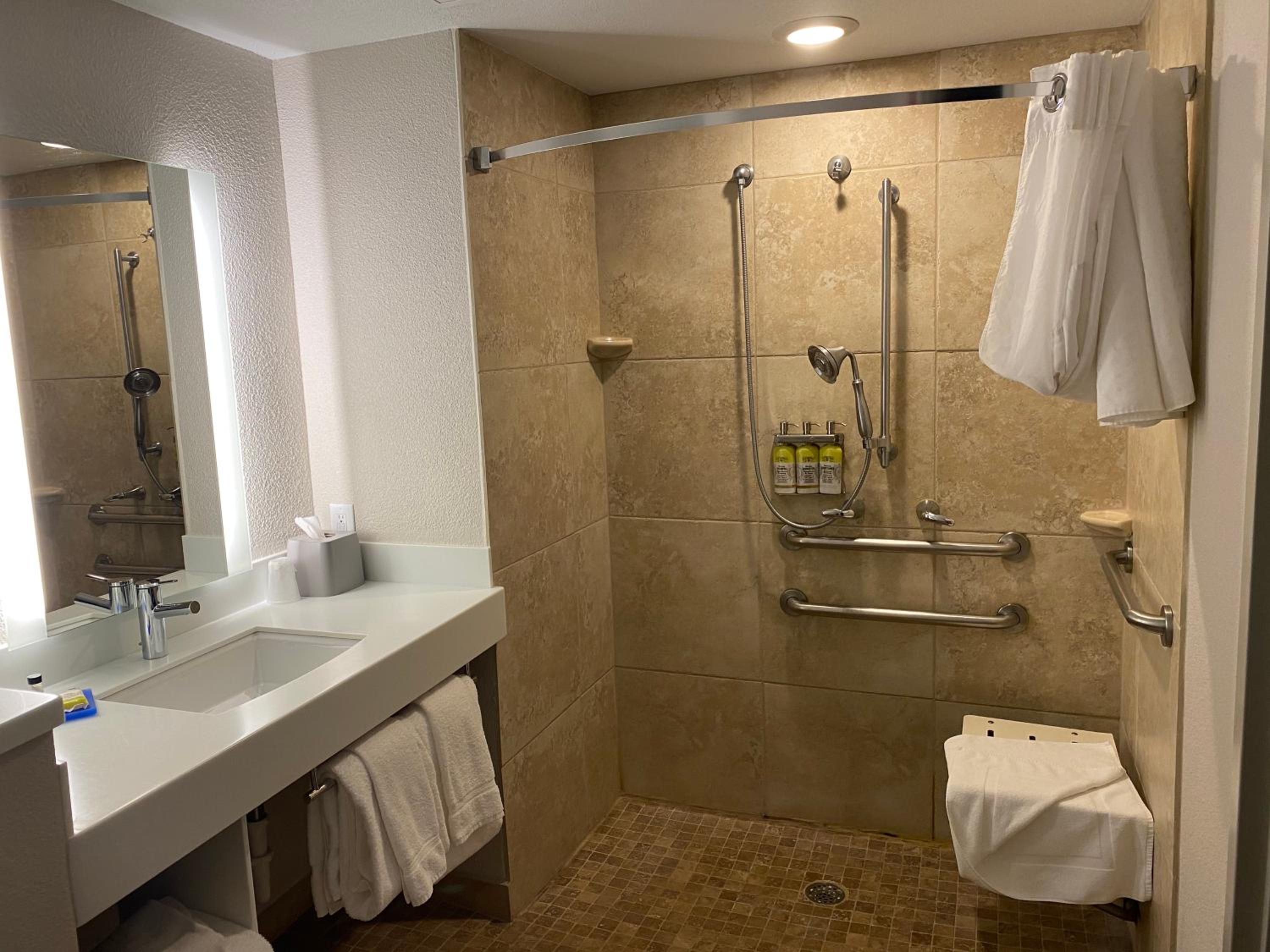 Standard Double Room with Two Double Beds and Roll-in Shower - Mobility Access - Photo 5
