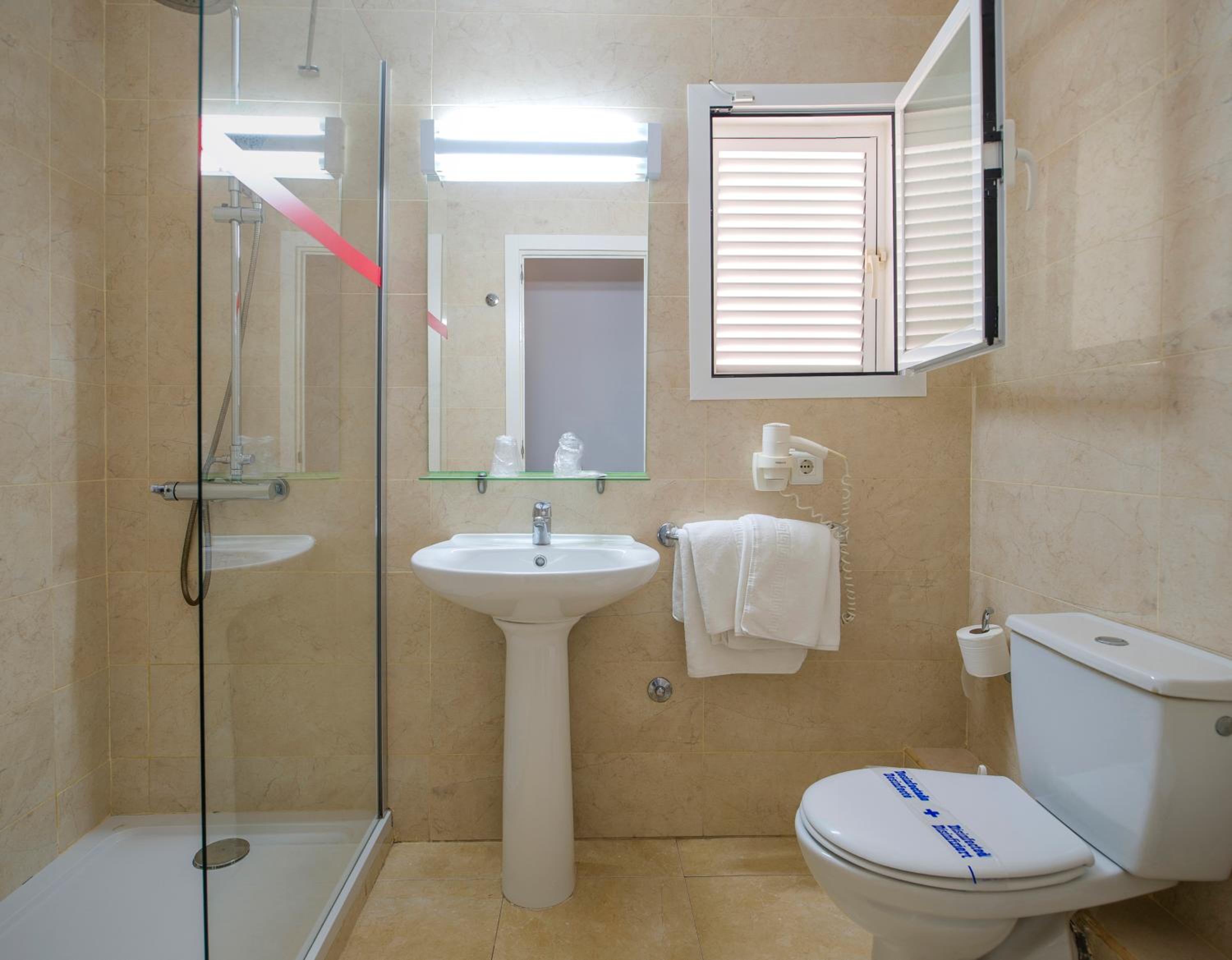 Double or Twin Room - Photo 17