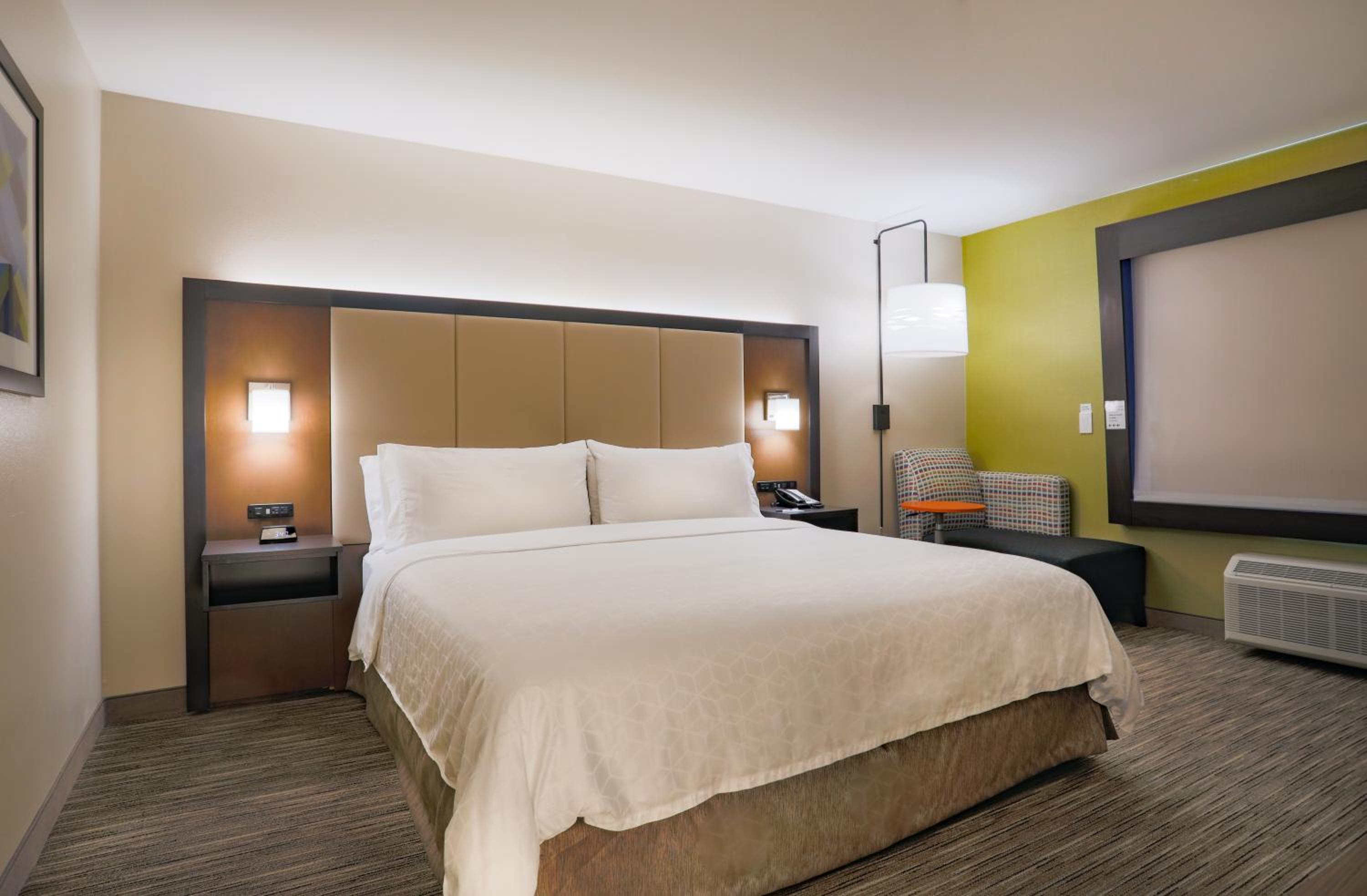 Standard King Room with Mobility Accessible Tub - Photo 3