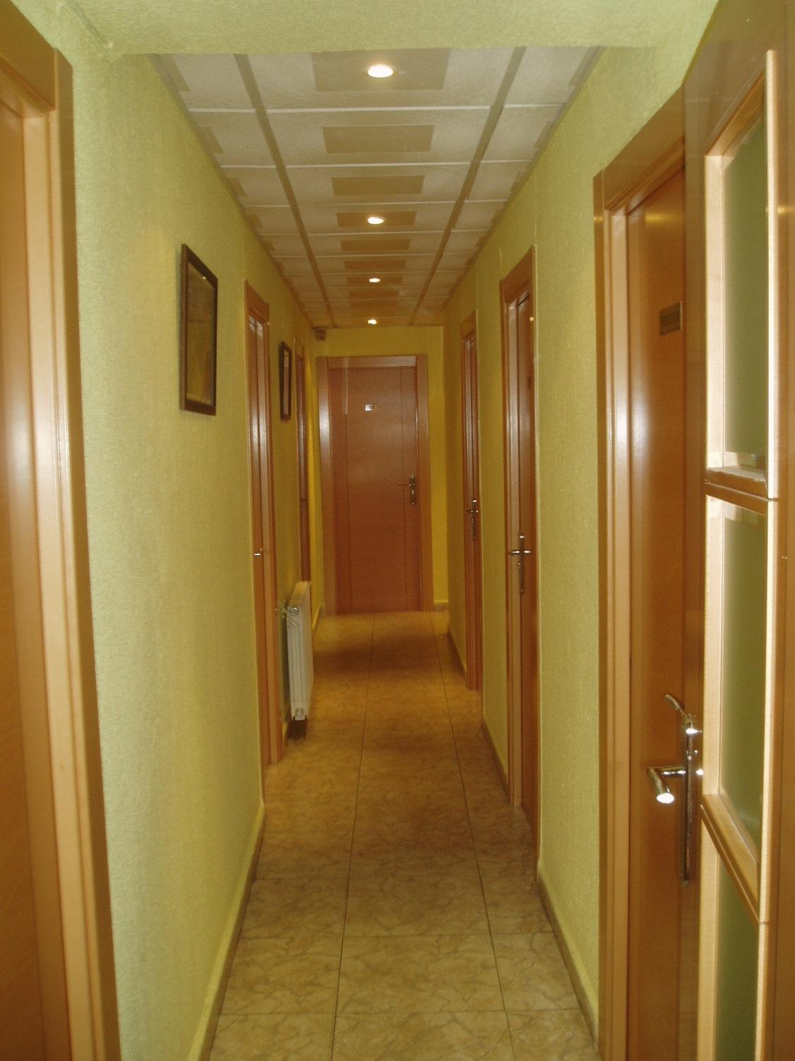 Habitación individual con baño compartido