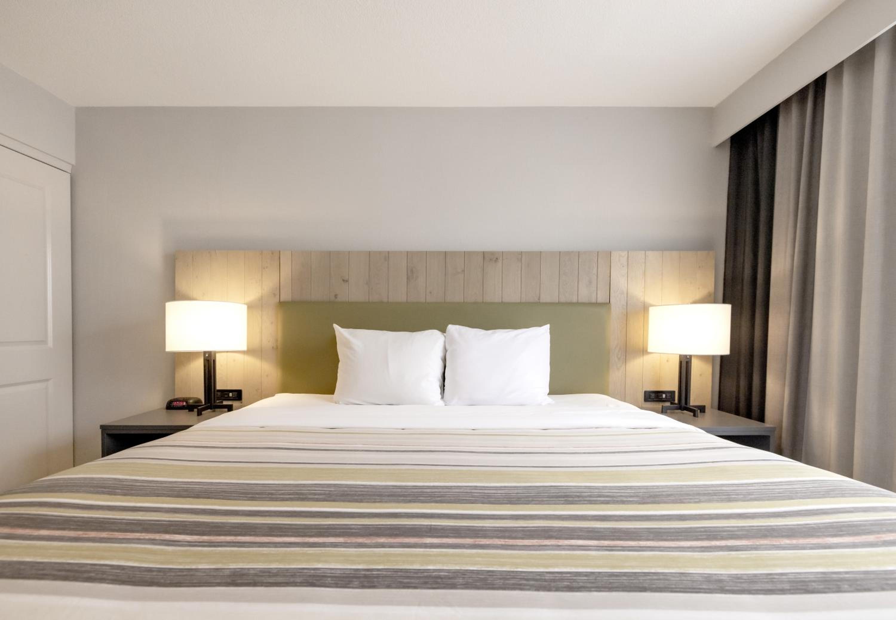 Extended Stay King Suite with Sofa Bed - Non-Smoking - Photo 6