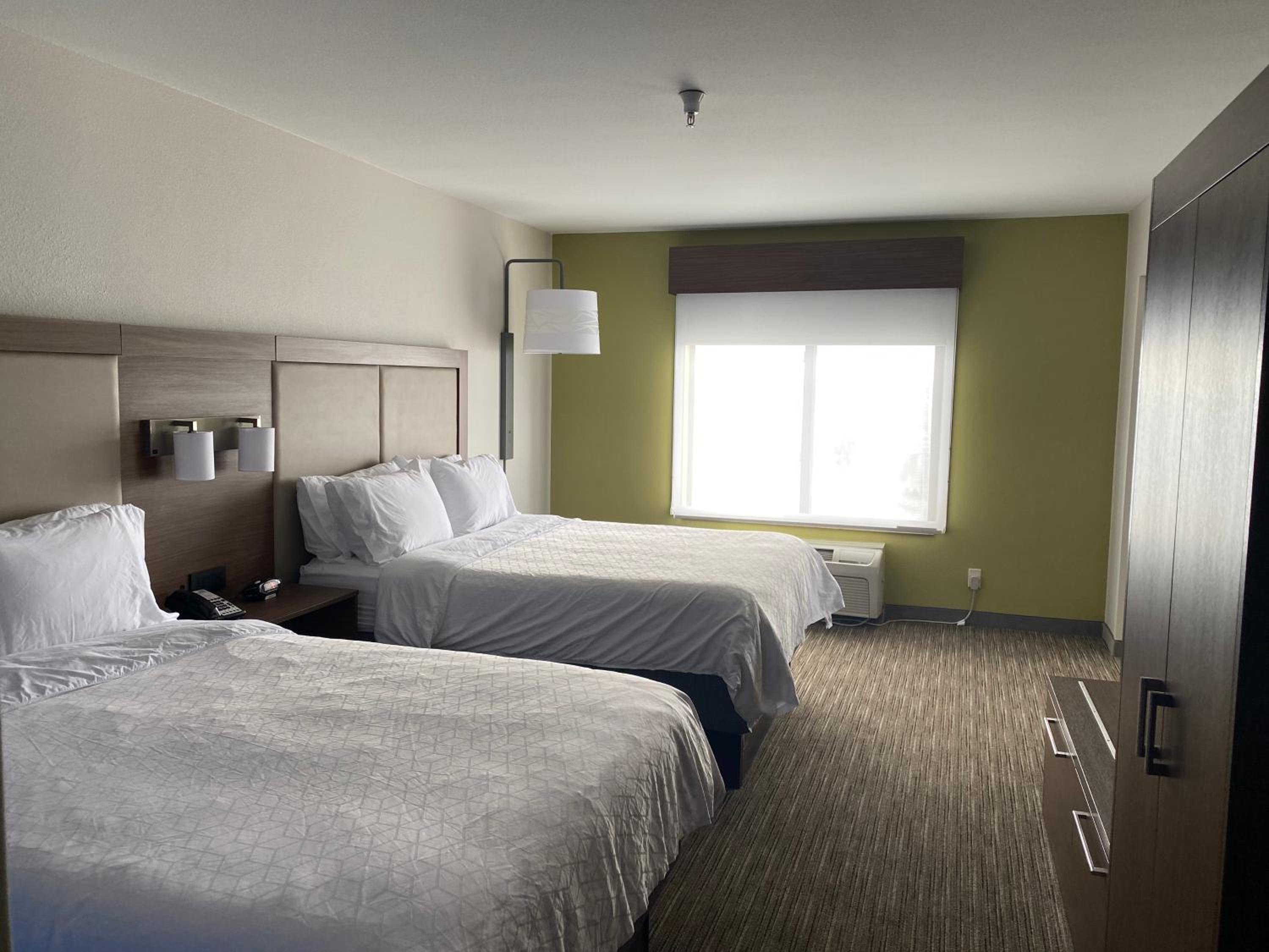 Queen Suite with Two Queen Beds and Sofa Bed - Photo 6