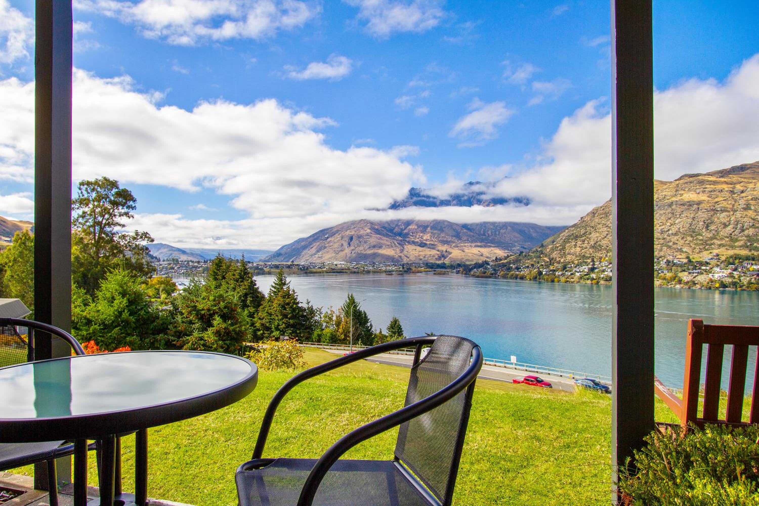 Premium Room with Lake View - Photo 9