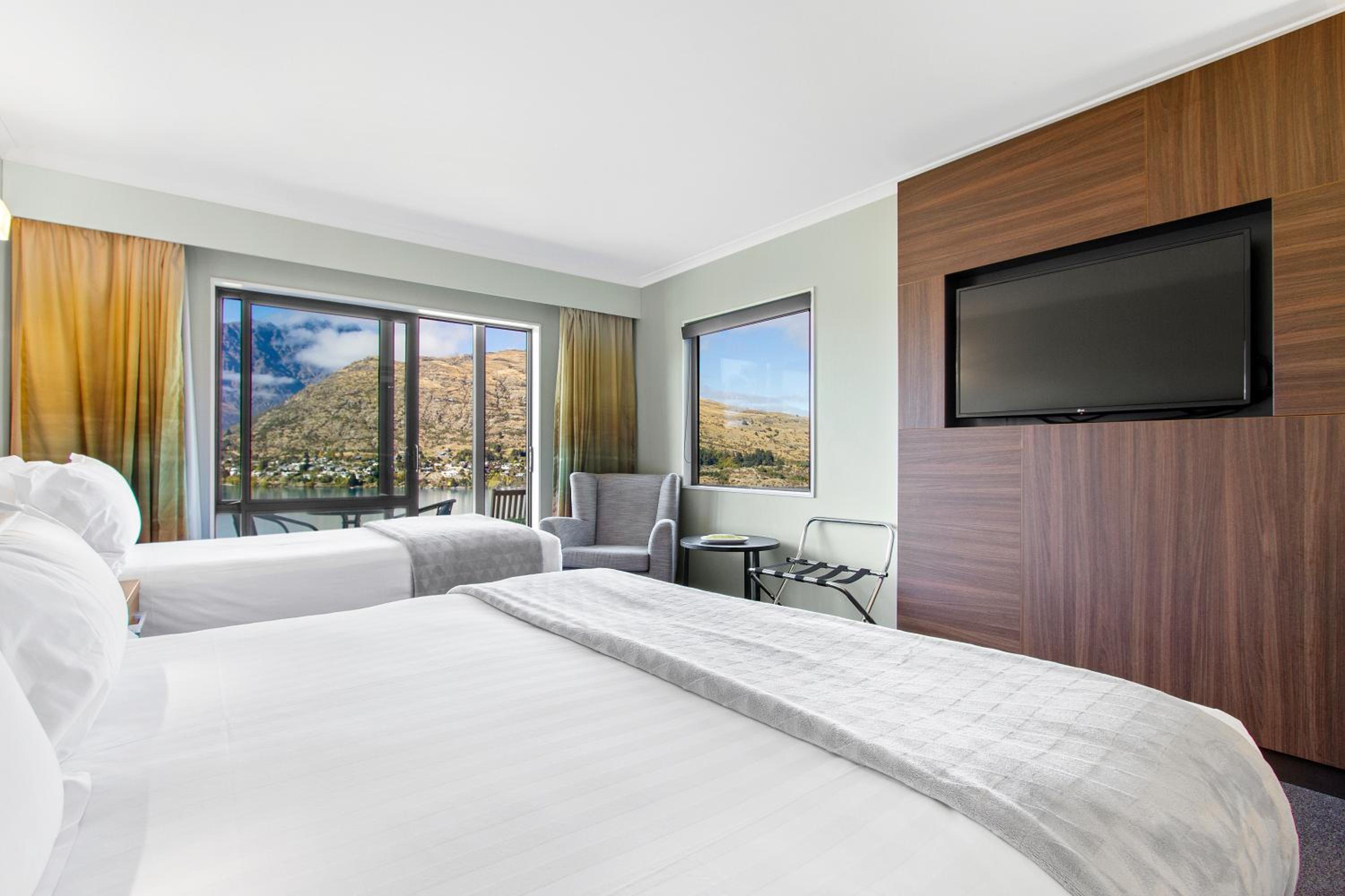 Premium Room with Lake View - Photo 10