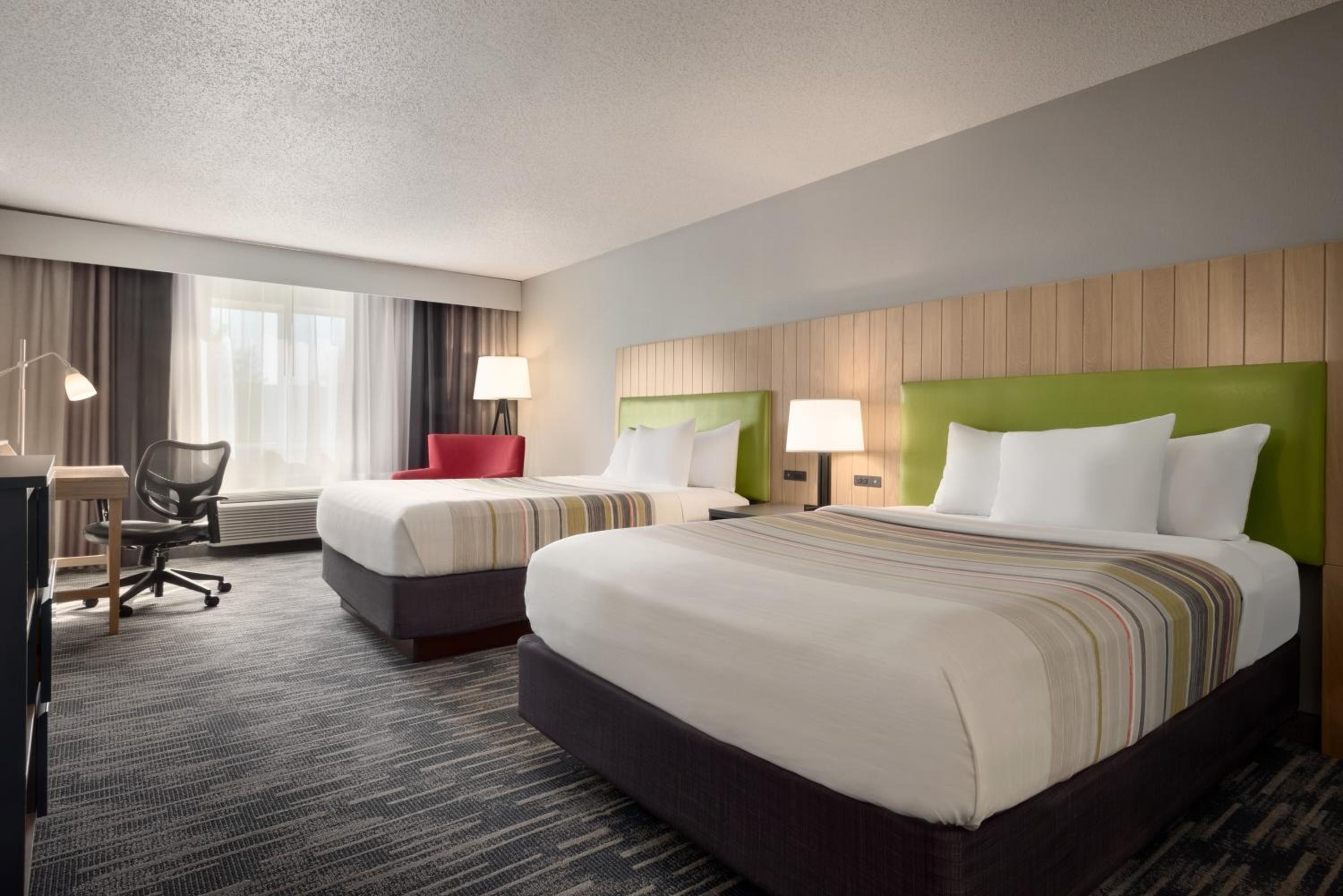 Queen Room with Two Queen Beds - Photo 3