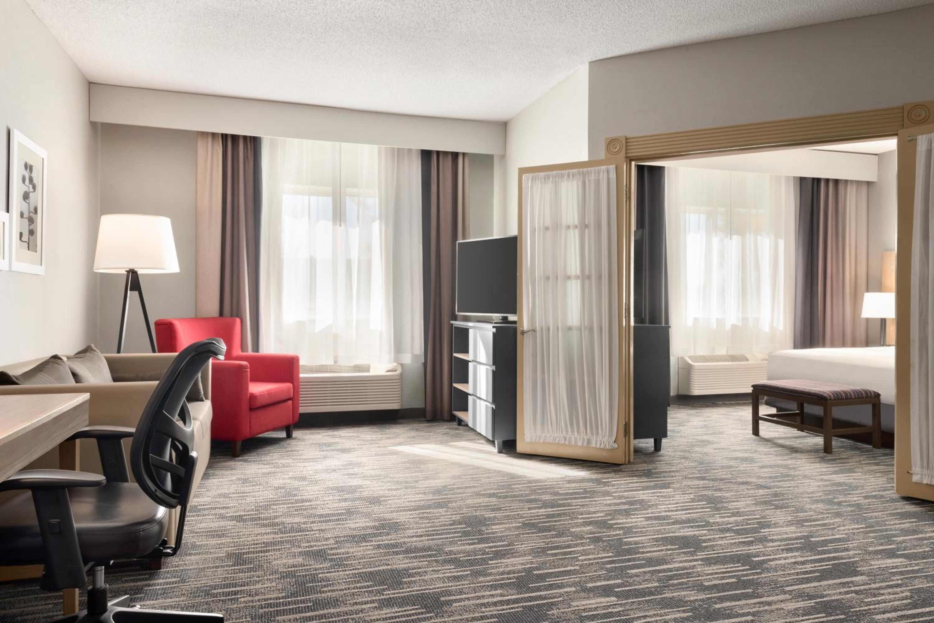 Extended Stay King Suite with Whirlpool and Kitchenette, photo 6