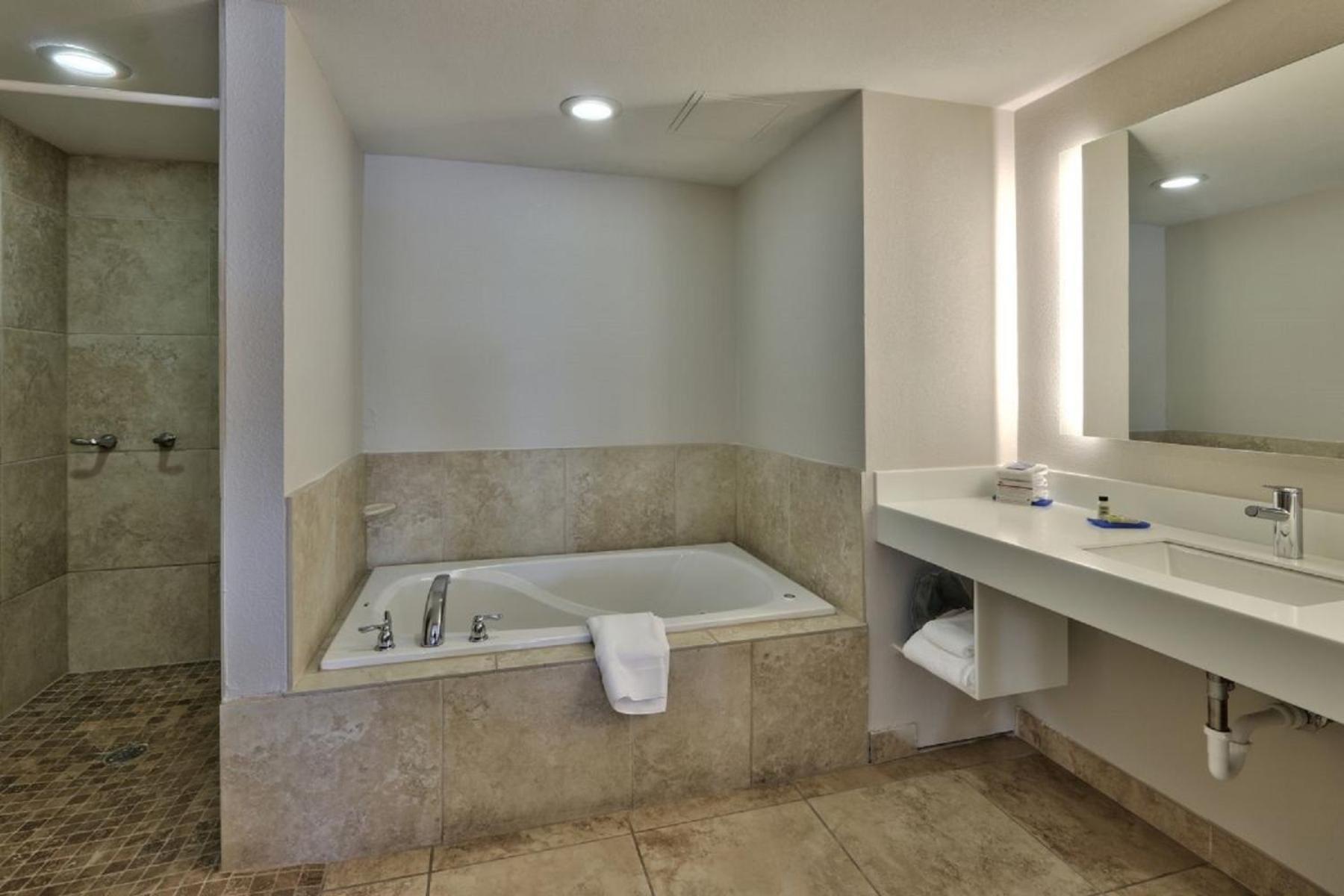 Queen Suite with Two Queen Beds and Spa Bath - Photo 5