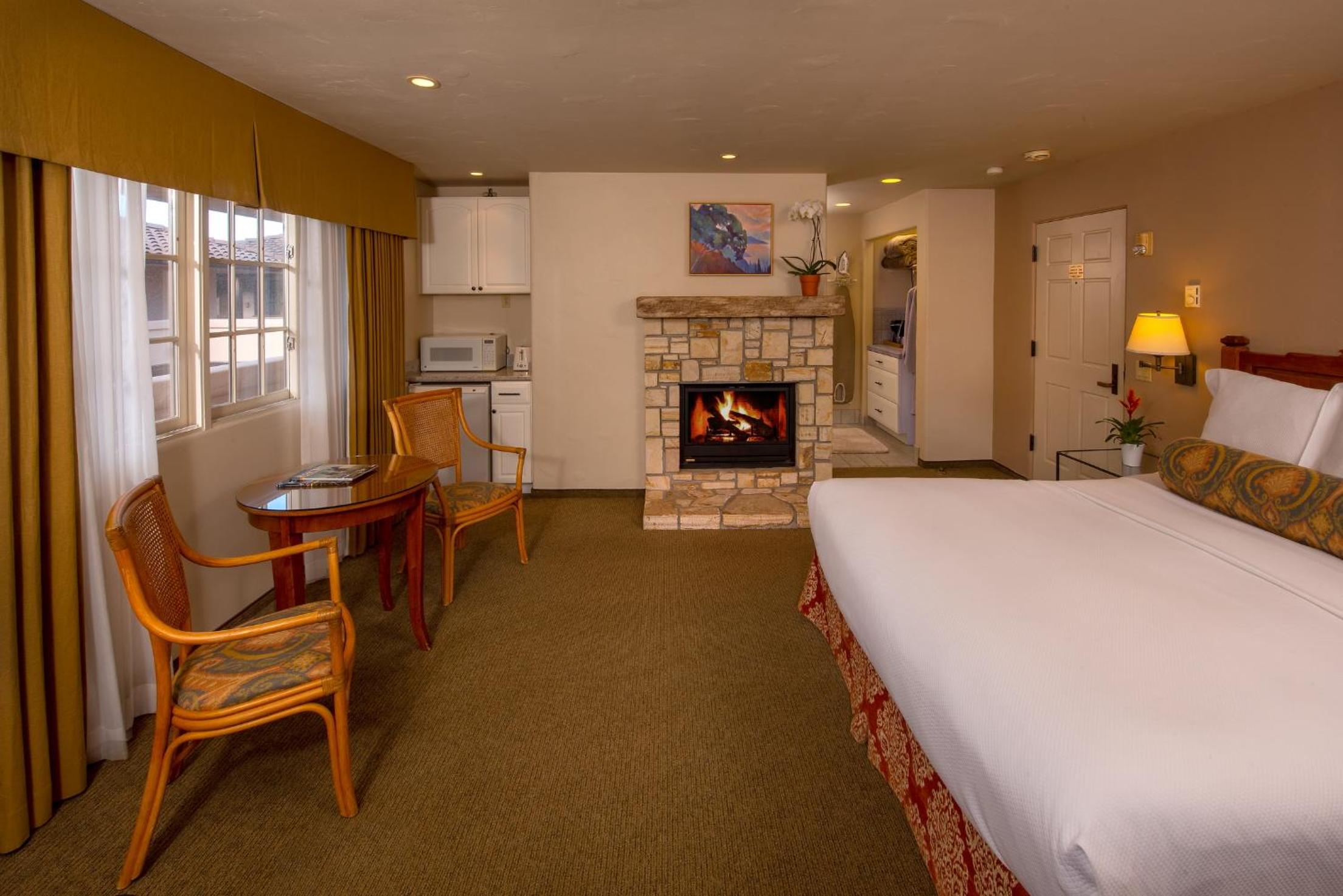 King Room with Fireplace - Photo 1