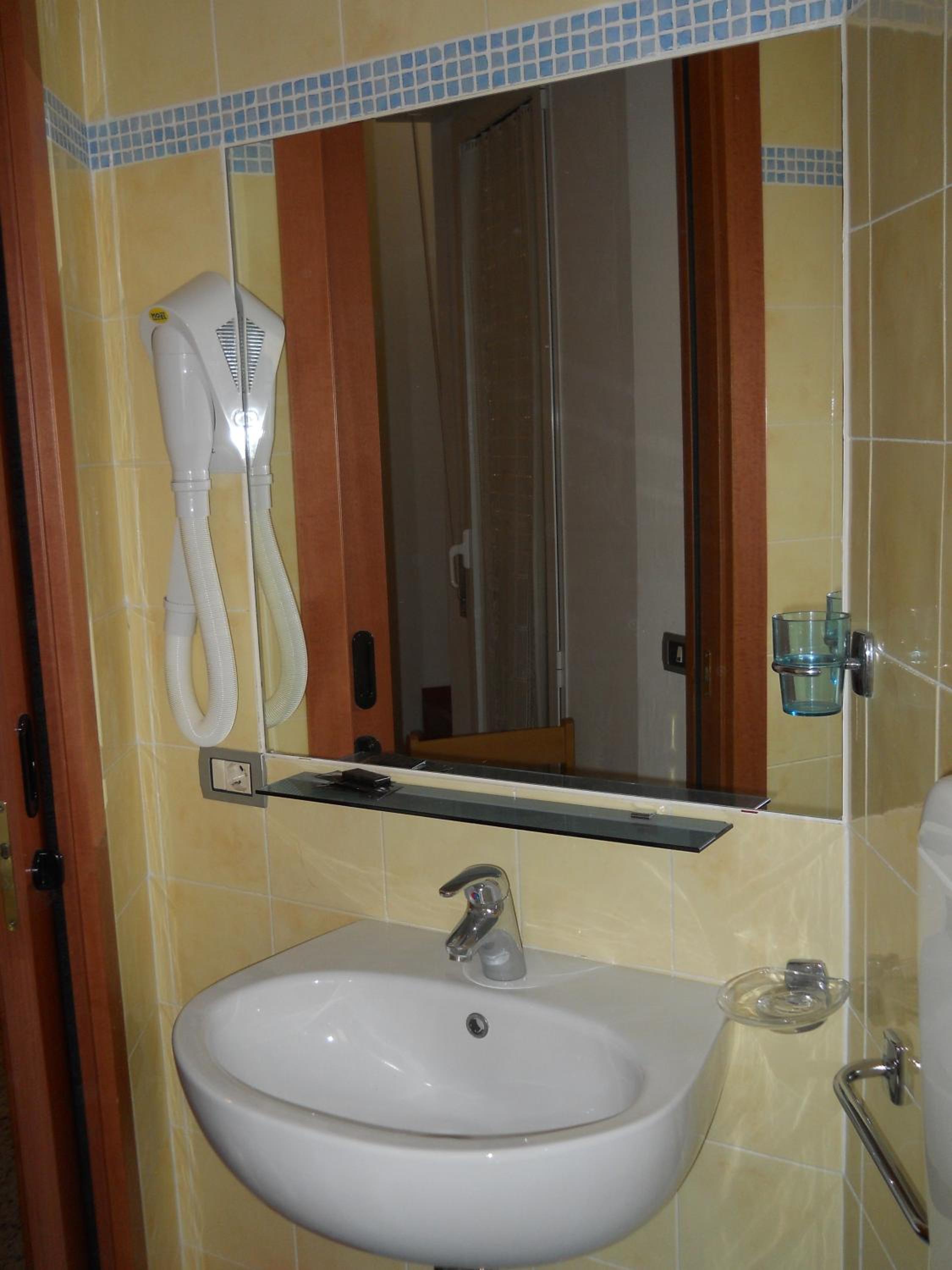 Standard Double or Twin Room with Balcony - Photo 4