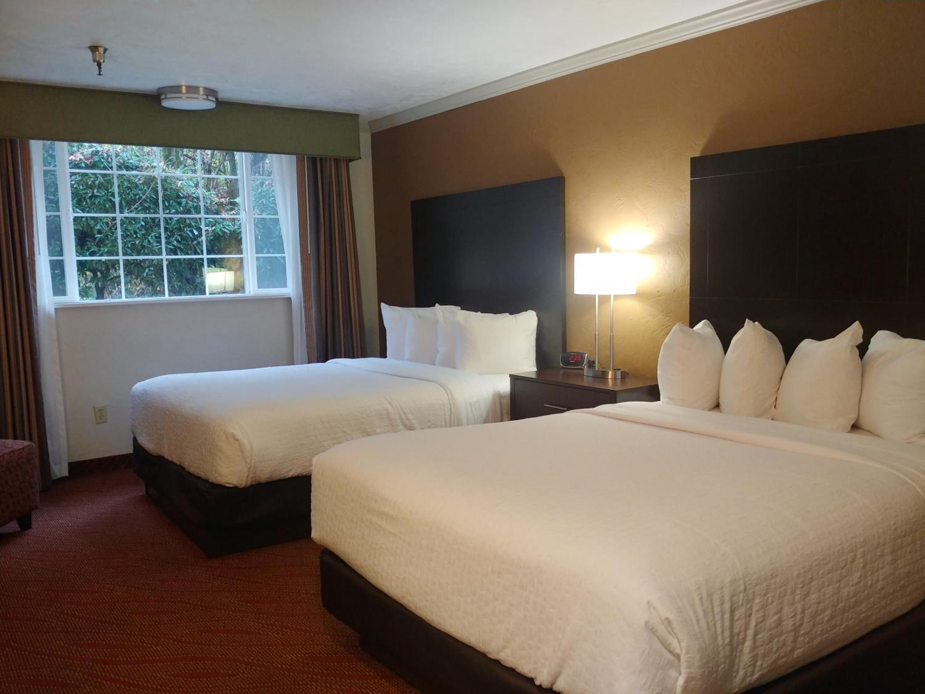 Queen Room with Two Queen Beds - Photo 4