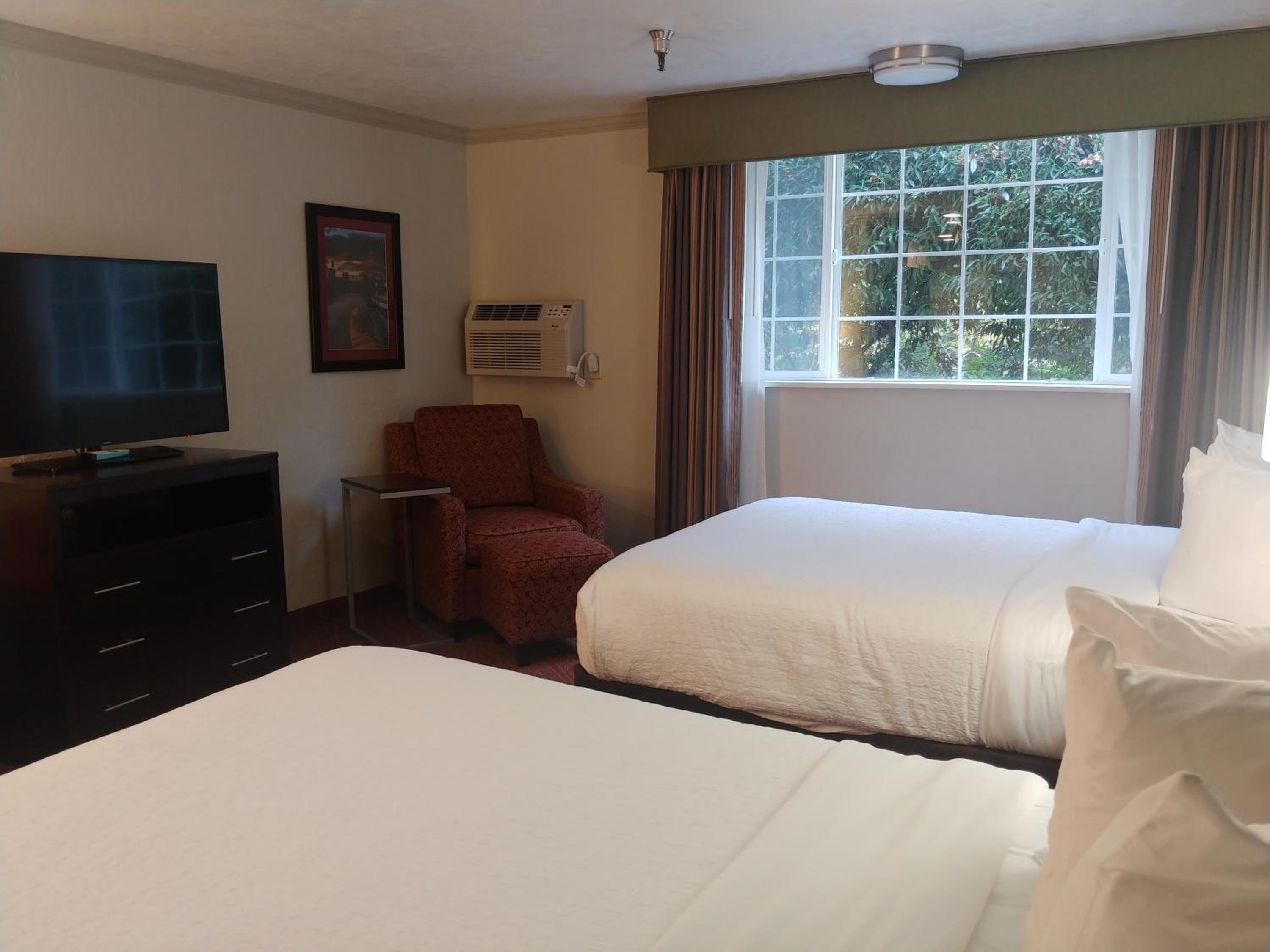 Queen Room with Two Queen Beds - Photo 6