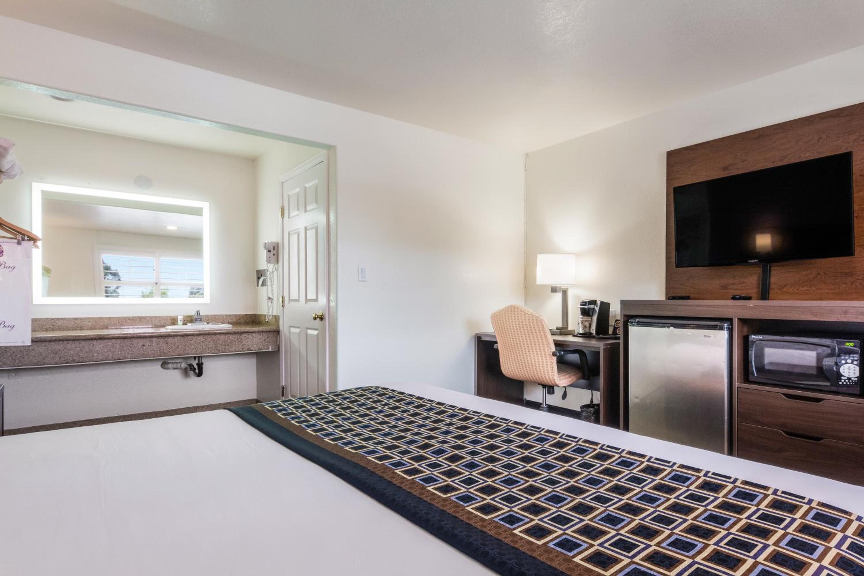 Standard King Room - Non-Smoking  - Photo 4