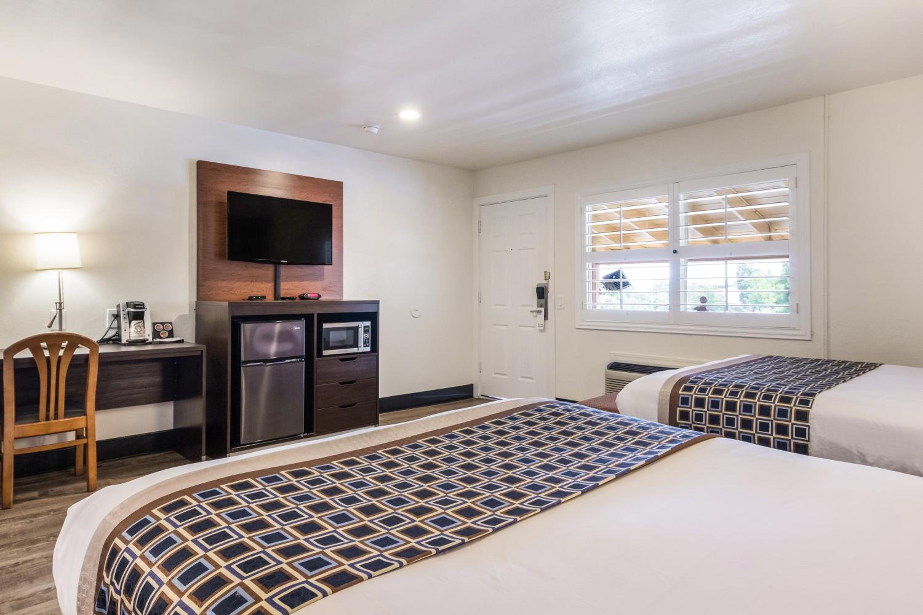 Standard Queen Room with Two Queen Beds - Non-Smoking - Photo 3