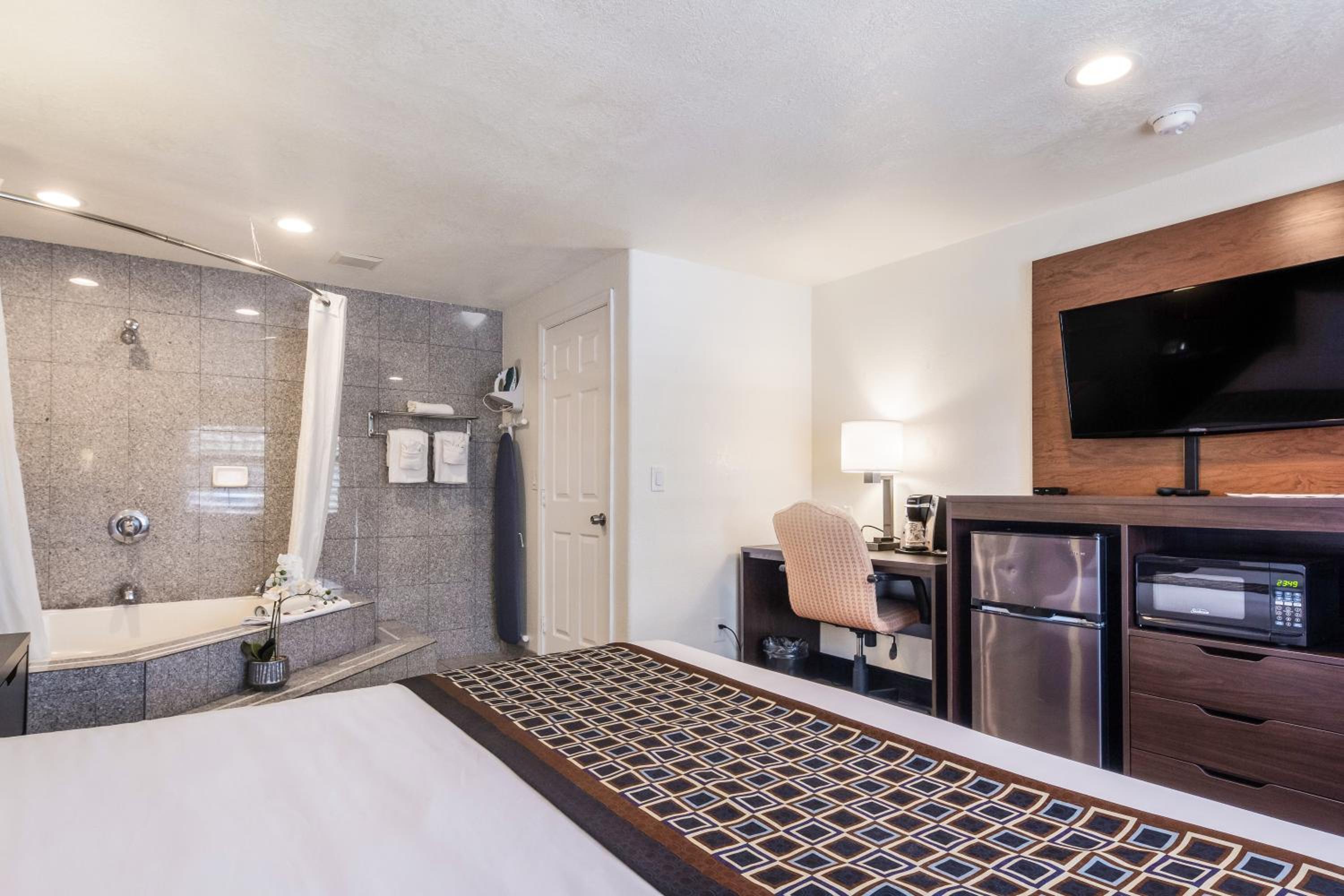 King Suite - Non-Smoking - Photo 4