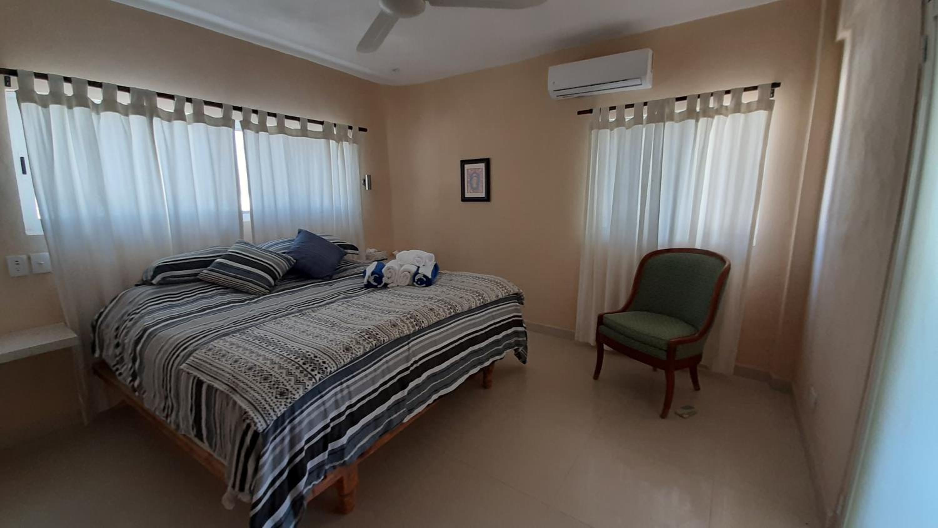King Suite with Balcony - Photo 5