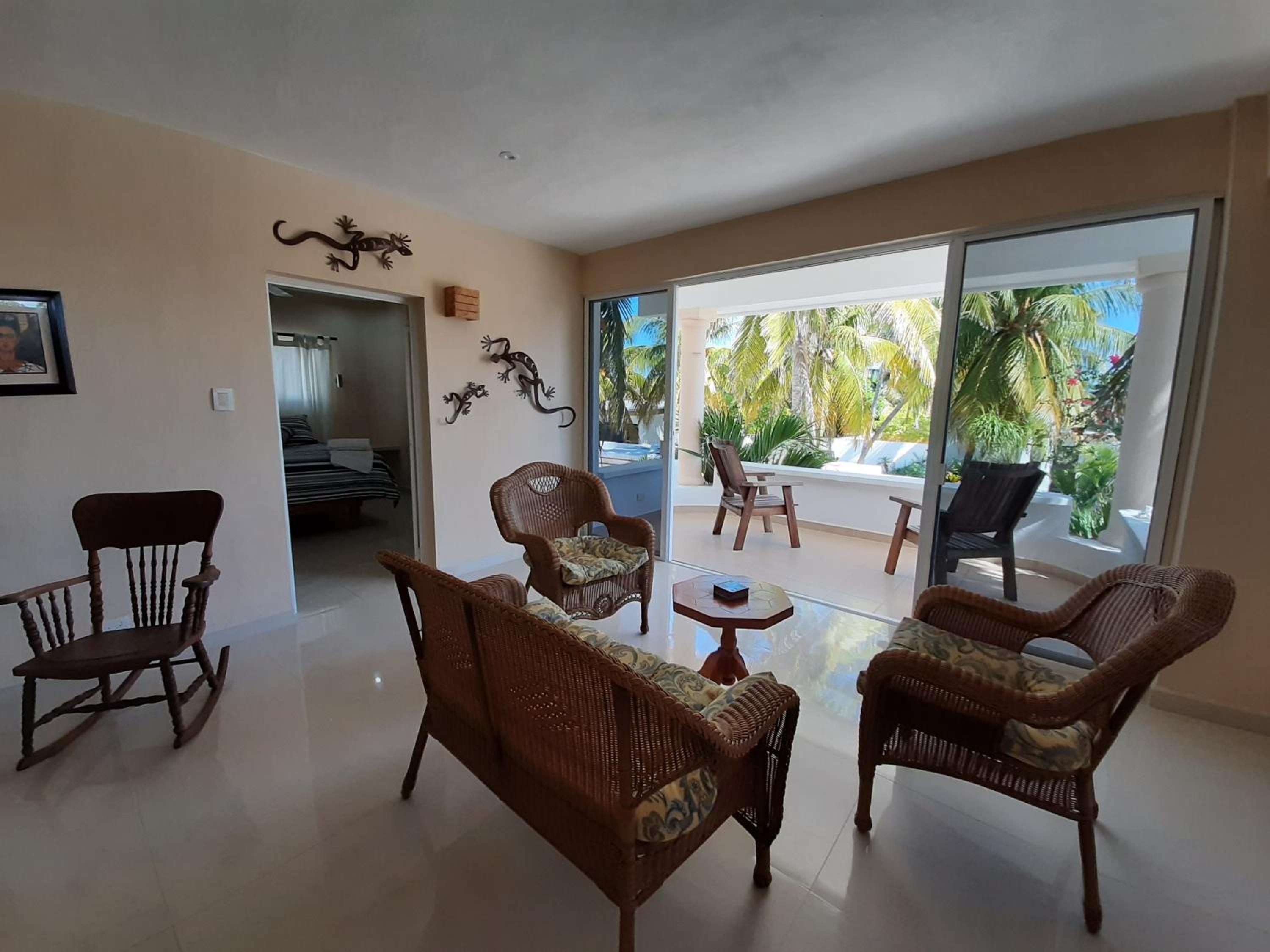King Suite with Balcony - Photo 10