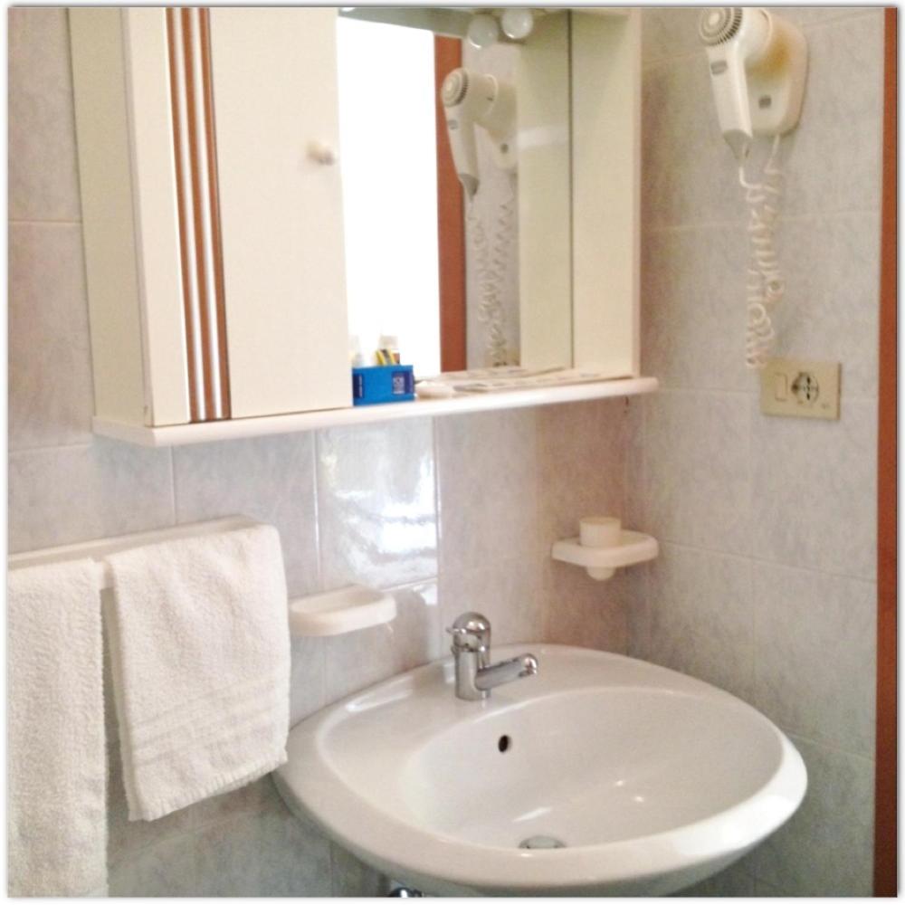 Double or Twin Room with Balcony - Photo 2