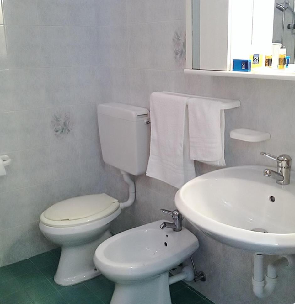 Double or Twin Room with Balcony - Photo 3