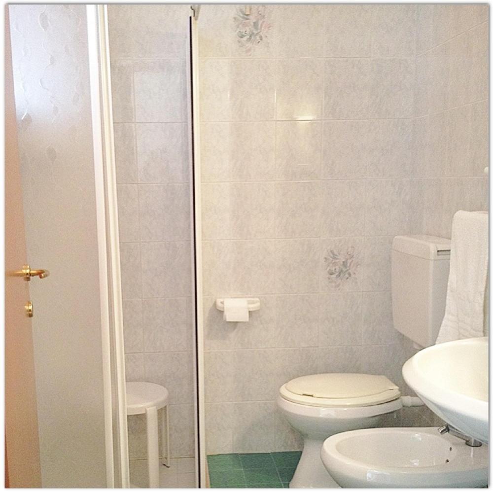 Double or Twin Room with Balcony - Photo 6