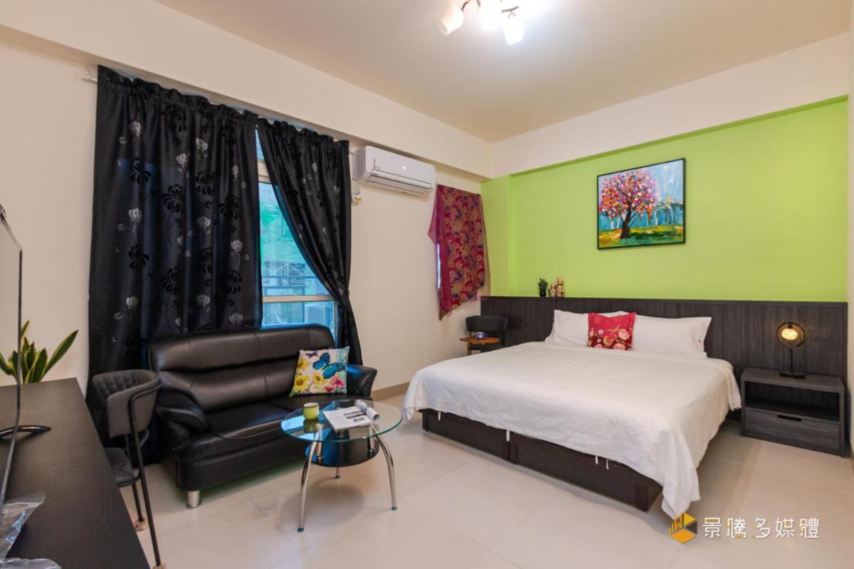 Queen Room photo 2