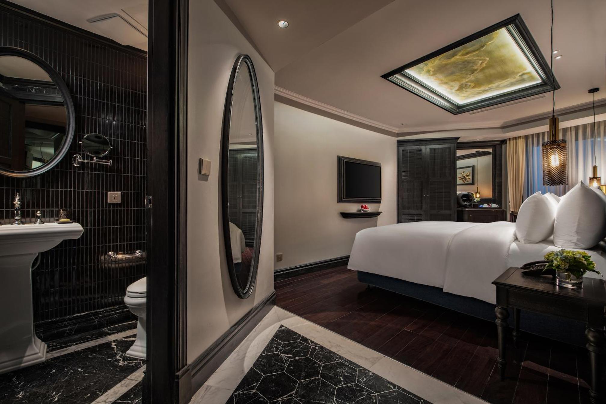 Deluxe Room with Internal Window - Photo 2