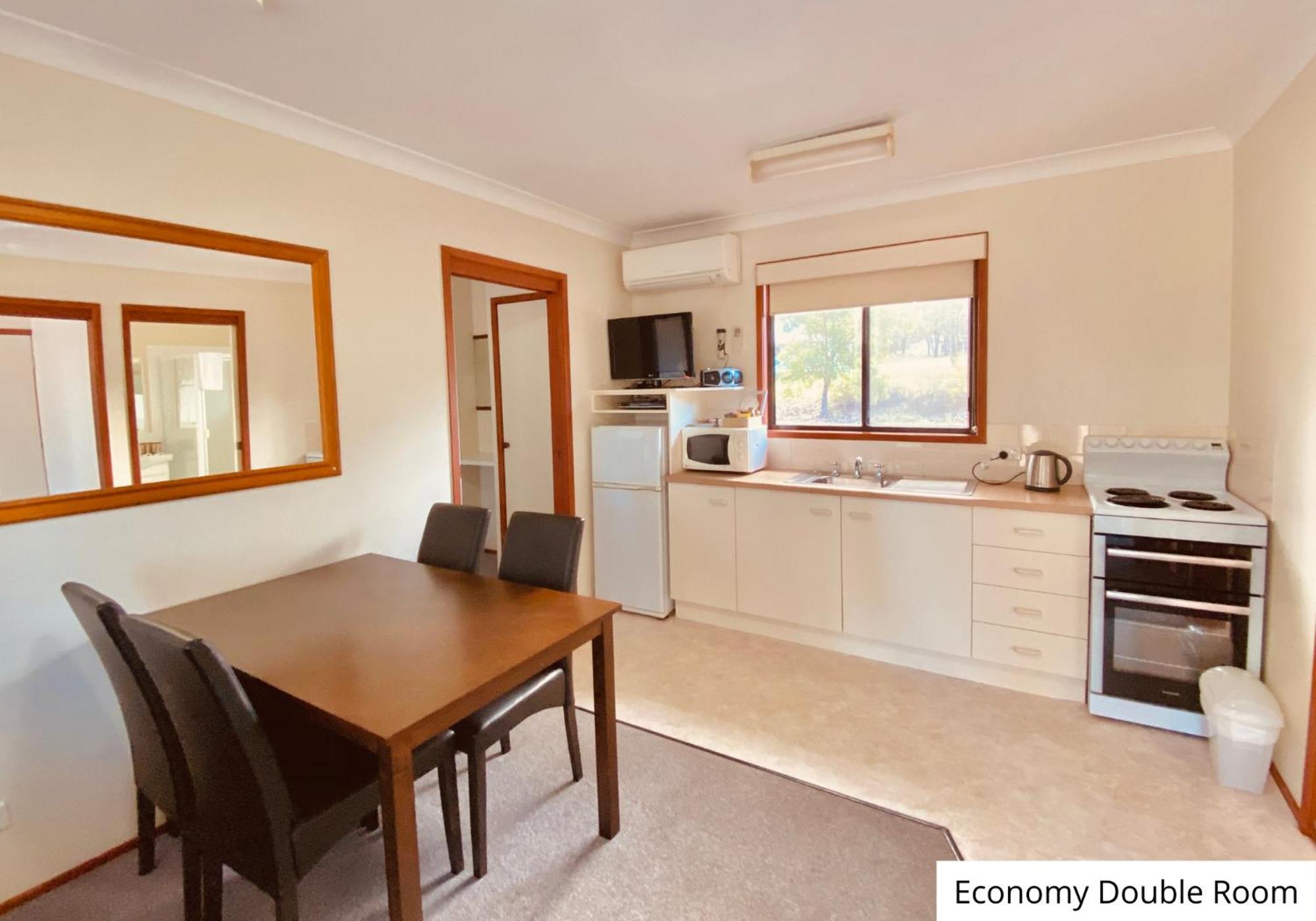 Economy Double Room photo 3