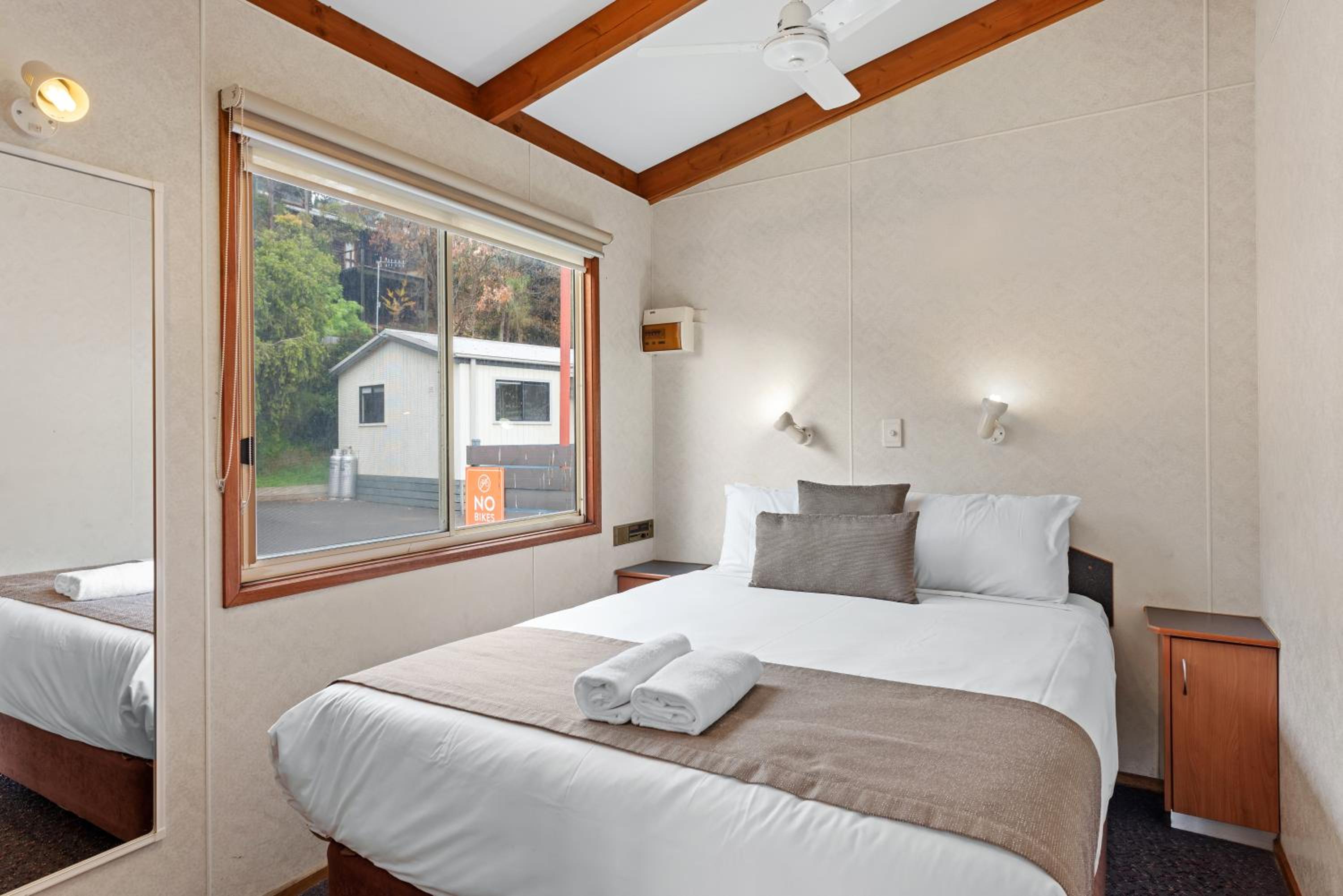 Standard 2 Bedroom Cabin - Photo 4