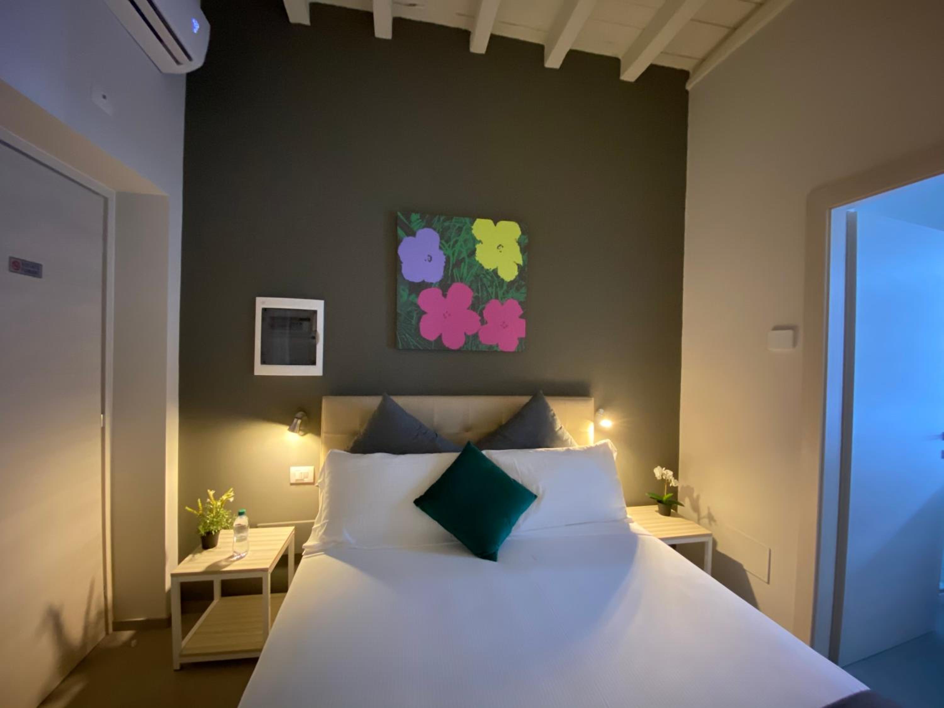 Double Room with Private Bathroom - Photo 22